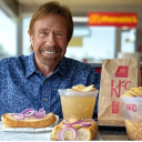 Ez a férfi beült a mátészalkai Mc Donald's-ba, és a KFC-től rendelt magának zsíros kenyeret, kocsonyát és egy üveg házi vegyespálinkát, majd átment a Burger Kingbe svéd húsgolyókat enni.