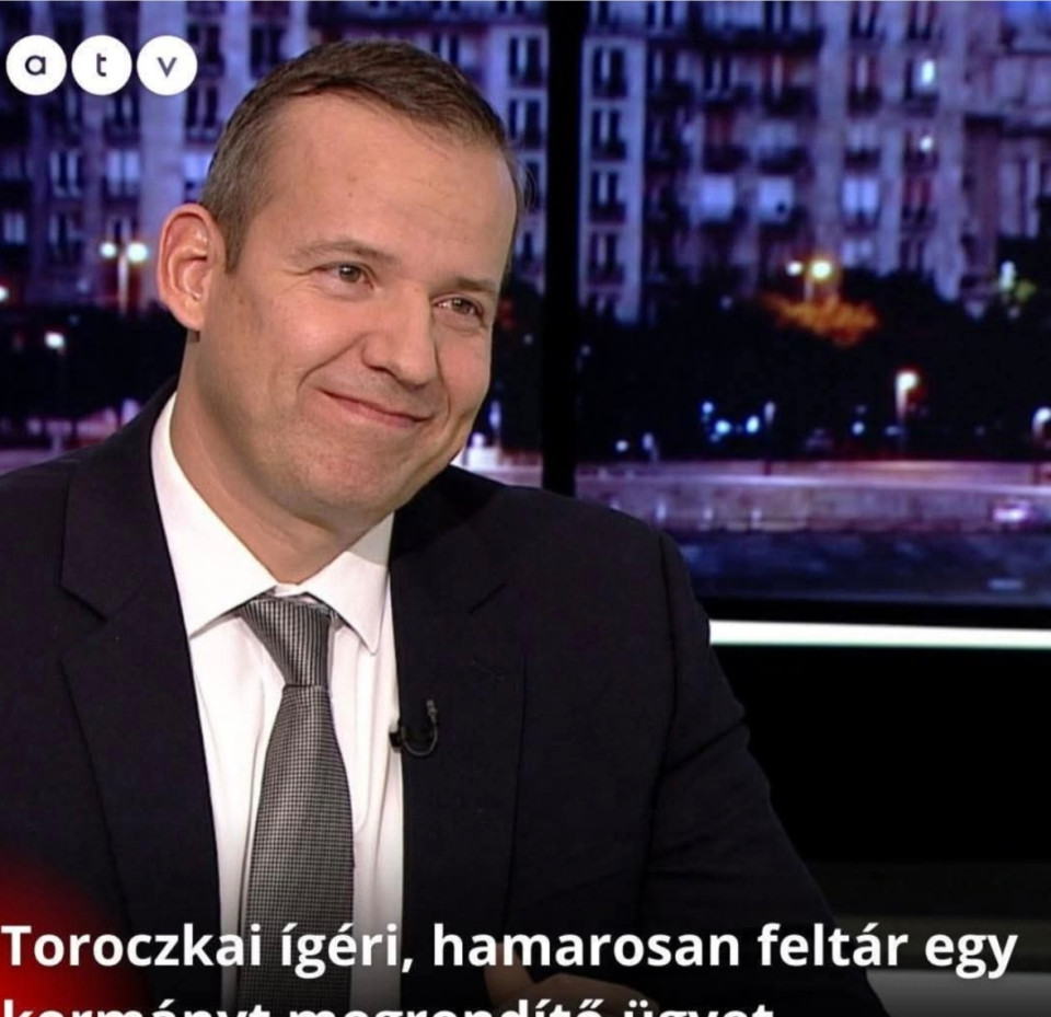 Márki-Zaj Péter írásaTOROCZKAI KORMÁNYT MEGRENDÍTŐ BEJELENTÉSRE KÉSZÜL :-)- a Mi Hazánk is érzi, hogy most már nagyon le kellene magáról vakarnia Orbánt és a Fideszt...Toroczkai László, a Mi Hazánk elnöke is érzi már, hogy egyre kellemetlenebb pártja és a saját számára is a köztudott Orbán-lojalitása. Éppen ezért most egy "nagy kormányt megrendítő üggyel” próbálja majd magukról levakarni Orbánt és a Fideszt.Érzi, hogy ha továbbra is fennmaradna az a köztudomású tény, miszerint a Mi Hazánk nem más, mint a Fidesz kitartott, kezükből csipegető csoportosulása (csicskái), az a választási szereplésük teljes kudarcát jelentené.Akik figyelnek, nagyon jól láthatják majd, hogy ez a "kormányt megrendítő nagy leleplezés” is csak egy lufi lesz.Akárhogy is próbálják Toroczkaiék most majd eljátszani a nagy ellenzékit, a Mi Hazánk valójában nem más, mint a Fidesz náci tagozata. Mindeddig azt tették, amire Orbánék kérték őket. A legszélsőségesebb javaslatokat ők terjesztették be, és az ő támogató szavazataikkal váltak azok törvénnyé.2026. április 12-én nemcsak arról döntünk, hogy új fejezet kezdődjön Magyarország történelmében, hanem arról is, hogy se a szélsőséges és korrupt Fidesz, se a Mi Hazánk, se más destruktív erő, mint a dk, ne kerülhessen többé meghatározó hatalmi pozícióba.