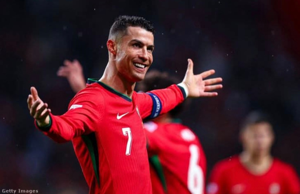 "15 éves koromban az egyik edzésen a Sportingbanaz edzőnk megkérdezte mindenkitől egyesével, ki mit szeretne elérni a pályafutása során.Szinte mindenki azt felelte, a Portugál első osztályban akar játszani.Mikor rám került a sor, én azt feleltem:"A világ legjobb játékosa akarok lenni,Ferrarival akarok járni edzésre,meg akarom dönteni a létező összes rekordot a futballtörténelemben."Mindenki hangos nevetésbe tört ki,kinevettek az álmaim, a céljaim miatt.Az edzőm azt mondta:Egy ilyen szegény srác ne álmodozzon ilyen nagyot,örüljön ha bekerül valamelyik Portugál kis csapat cserepadjára.A csapattársaim pedig azt fújták, hogy még beszélni sem tudok rendesena Madeirai akcentusom miatt, ilyet még álmodni is óriási vicc.Most, 15 évvel később, több mint 40 autó áll a garázsomban.5 Ferrarim is van közte,ötszörös aranylabdás vagyok, négyszeres aranycipős,a nemzetemmel Európa bajnoki címet nyertem.A Real Madridban én vagyok a történelem legeredményesebb játékosa,én vagyok az első futballista, aki dollármilliárdos.Kíváncsi voltam ezek az emberek akik kinevettek,mire vitték az életben.Az edző egy portugál másodosztályú csapatot irányít,a többi játékos, akik gúnyos kacajba kezdtek, felhagytak a profi labdarúgással.Alkalmi munkákból élnek..Én, viszont soha nem adnám vissza nekik a megalázást, amit ők adtak nekem.Inkább támogatom a nehéz sorsú embereket, a betegeket, a szegényeket.Nagyon fontos a megbocsátás, mert ha jót cselekedsz, Isten duplán adja vissza!Ezért mondom mindig, soha ne érdekeljen más véleménye,ha meg tudod álmodni a célod, meg is tudod valósítani."❤️Cristiano Ronaldo