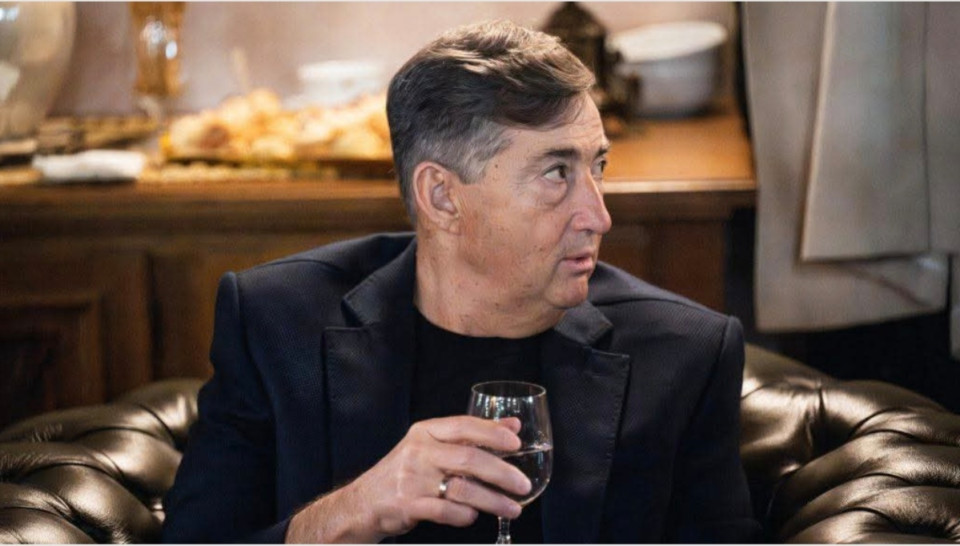 Földi Judit irásaIgen, Mészáros Lőrinc tényleg megint hasít. 🍷 Csak Mészáros Lőrinc borait lehet inni a Sziget fesztiválonHát igen, most már ott tartunk, hogy ahová a pohár ér, ott is Mészáros van. 🍷A „nemzeti tőkésosztály” zászlóvivője már nem csak az autópályák, stadionok, megyei lapok, Balaton-parti szállodák vagy sertéstelepek világát uralja, hanem a fröccsöt is. Már csak az hiányzik, hogy a Szigeten a „pálinkát Mészáros módra” program is legyen.Ez az egész sztori tényleg elég erős példája annak, hogyan fonódik össze a gazdasági hatalom és a kulturális szféra — most már a bulifolyadék szintjén is. És miközben papíron „csak egy borászat” nyert, mindenki tudja, hogy ez is a nagy Mészàroshoz Lőrinchez tartozik.