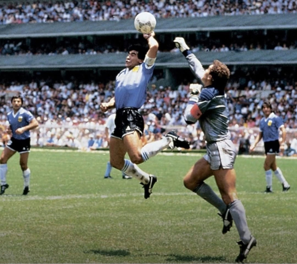 Az 1986-os mexikói labdarúgó-világbajnokság negyeddöntőjében, június 22-én, Diego Maradona az angolok elleni mérkőzés 51. percében szerzett gólja a „Hand of God”, azaz „Isten keze” néven vált híressé. A találat kézzel lett beütve, de a játékvezető megadta.