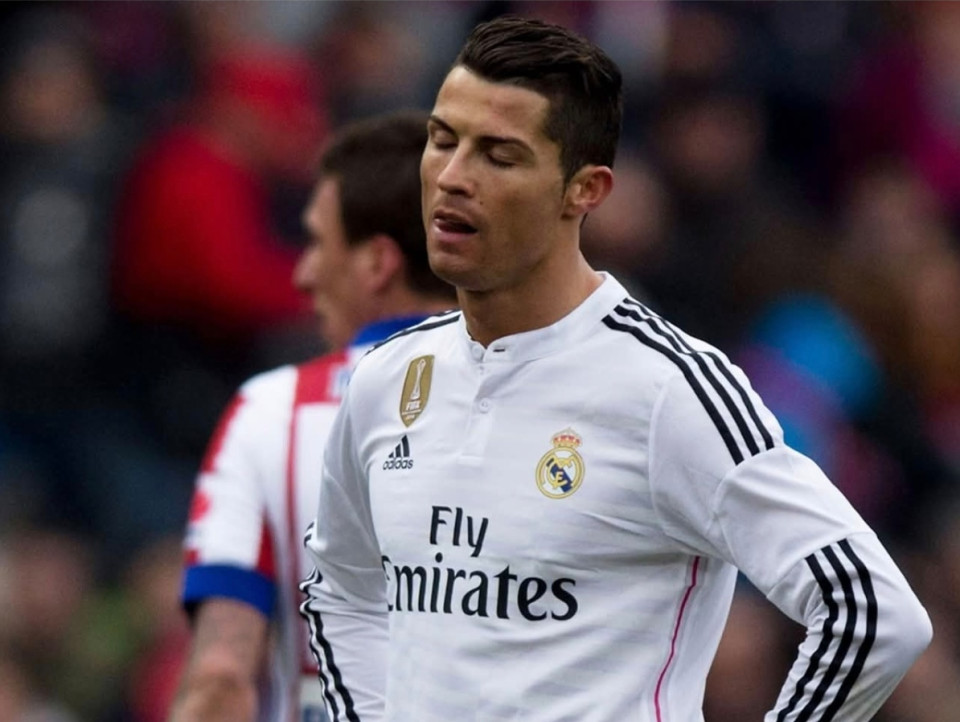 🗣 Cristiano Ronaldo őszintén mesélt arról, mennyire mélyen érintették a hibák a Real Madridnál töltött évei alatt: "Madridban, ha tizenegyest hibáztam vagy elrontottam egy helyzetet, gyakran kihagytam a vacsorát, bezárkóztam a szobámba, lekapcsoltam a villanyt, és egész éjjel magammal beszélgettem a sötétben. 'Miért rúgtad jobbra, és miért nem balra? Hülye vagy…'”A vallomás bepillantást enged abba a rendkívüli mentális terhelésbe és maximalizmusba, amely Ronaldo pályafutásának mozgatórugója lett.👏🐐