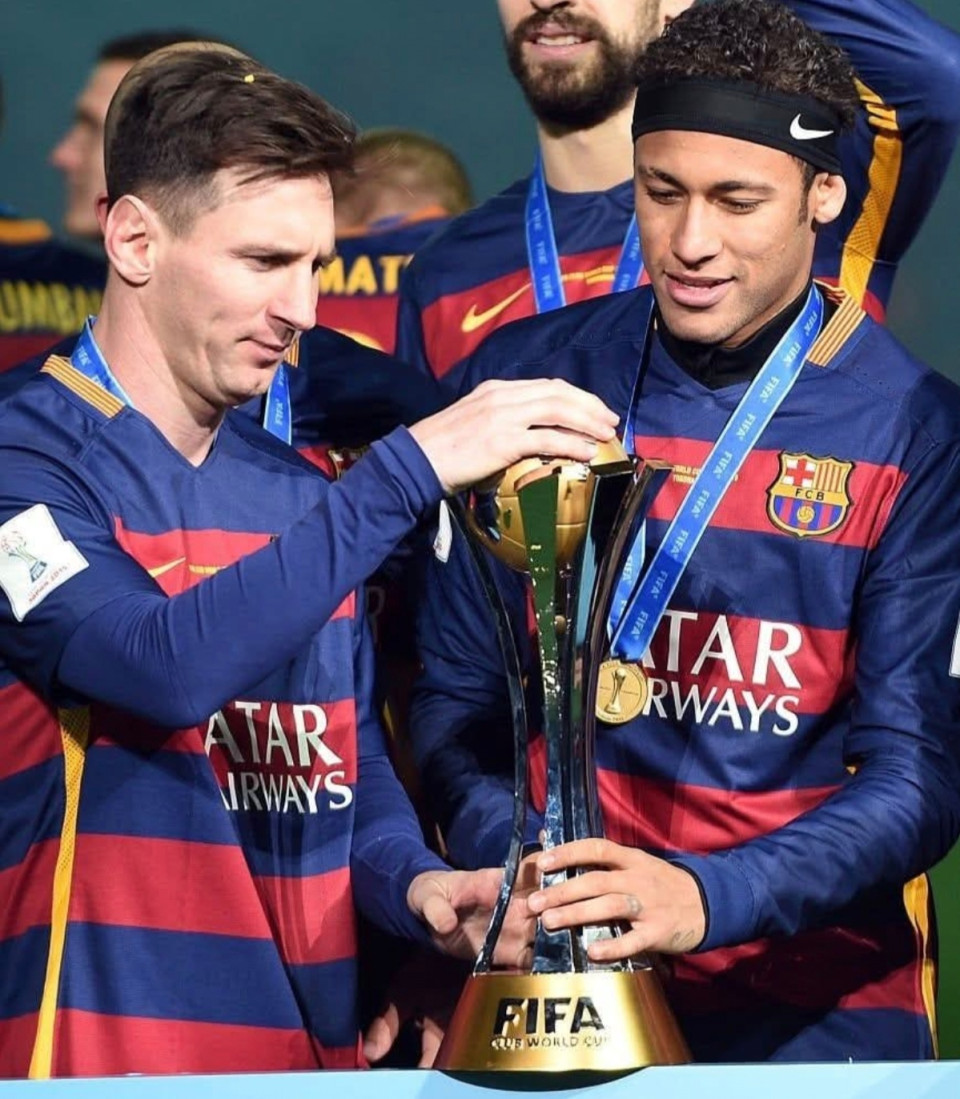 🎙️| Neymar: „Az első fél évemet a Barcánál úgy éltem meg, hogy pillangók voltak a gyomromban. Úgy éreztem, hogy senkit sem tudok kicselezni, semmi nem megy, mindenben hibázok!” 🗣️ „Volt egy nap, amikor teljesen kétségbeestem. Félidő környékén voltunk, és az Athletic Bilbao ellen játszottunk. Bevonultam az öltözőbe, dühös voltam magamra, annyira rosszul játszottam. Bementem a mosdóba, és egyedül sírtam, azon gondolkodva, hogy ‘most akkor mit csinálok én egyáltalán?’. Ekkor kopogtatott valaki az ajtónál — Messi volt az.”🗣️ „Megkérdezte: ‘Miért sírsz?’ Én meg azt mondtam, hogy ‘Semmi baj, jól vagyok.’” 🗣️ „Aztán Dani Alves is bejött, és Messi azt mondta: ‘Nyugi, itt vagyunk, hogy segítsünk. Azt akarjuk, hogy a legjobb formádat hozd, ahogy Santosban is tetted, minden nyomás nélkül. Ha bármi kell, számíthatsz ránk.’” 🙌🫂🗣️ „Ez után sokkal magabiztosabb lettem, sokkal jobban vártam a meccseket, és végül minden elkezdett menni.” 💥🔥
