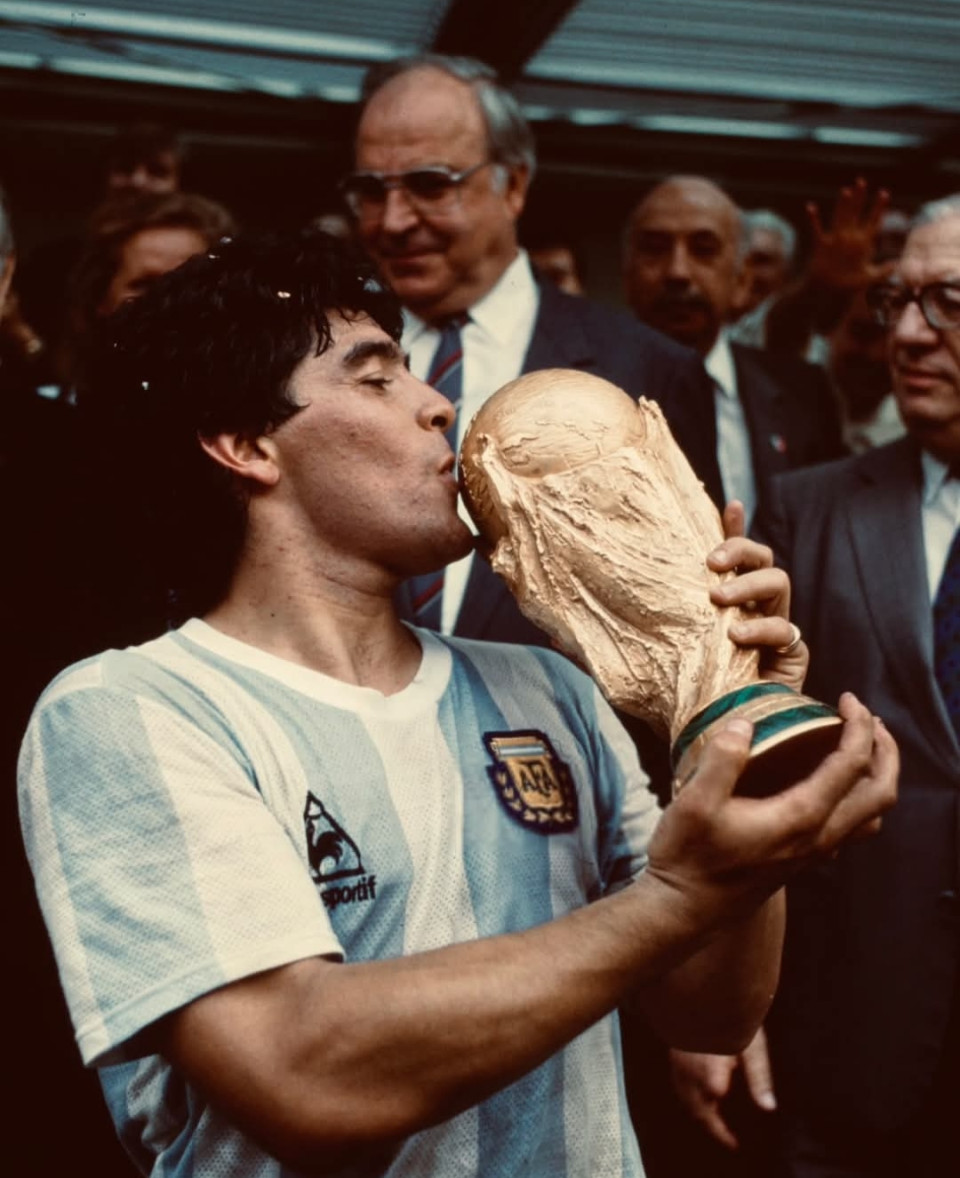🏆 Napra pontosan 39 évvel ezelőtt lett világbajnok a Diego Maradona vezette argentin válogatott Mexikóban.Az Albiceleste a döntőben 3-2-es győzelmet aratott az NSZK válogatottja felett és története során második alkalommal hódította el a vb-címet az 1978-as, hazai sikert követően.