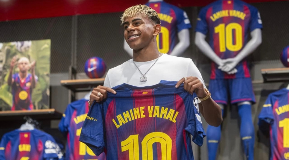 👕💸 Lamine: egy nap alatt 10 millió euró A Barcelonához közeli forrásokra hivatkozva Lamine Yamal 10-es mezszámának kihirdetését követő 24 órában, felülmúlva az előzetes várakozásokat, összesen mintegy 70 ezer (!!) darab kelt el az új mezből, mely nagyjából 10 millió eurós bevételt jelent.Ez egyébként rekordnak számít az első egy nap statisztikáját szemlélve.