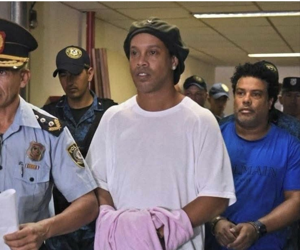 RONALDINHO a börtönben szerzett tapasztalatairól:„Azt hittem, meg fognak ütni, és mindenféle szörnyűséget fognak művelni, ami általában a börtönben történik. De ehelyett felhívták az őröket, hogy szervezzenek focimeccseket, és megkértek, hogy mutassak be néhány trükköt, hogy szórakoztassam őket.”A letartóztatásom utáni reggelen kivittek minket egy ötfős meccsre. Az őrök és néhány börtöntisztviselő bekapcsolt kamerákkal nézték a meccset; mindenkinek remek napja volt.Azt mondhatom, hogy jól éreztem magam ott."