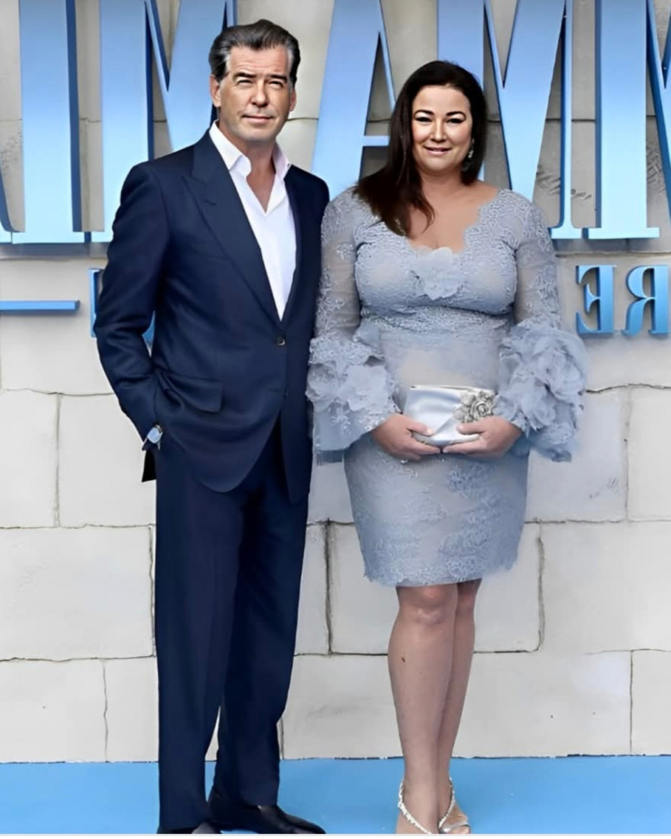 Pierce Brosnan mindig megvédte feleségét a kritikáktól, de a legújabb fotók a lefogyott feleségéről meglepték a rajongókatÉvekig sokan értetlenkedtek: miért nem törődik a külsejével Pierce Brosnan felesége, és hogyan tud a „007-es ügynök” együtt élni egy olyan nővel, aki nem felel meg a magazinok elvárásainak. Néhányan bántó megjegyzéseket is tettek 😢. Most azonban a vélemények megváltoztak – friss fotói Kiley Shaye Smith-nek szinte sokkolták a közönséget. Nézd csak meg lejjebb ⬇️⬇️Pierce Brosnan és Kiley már közel harminc éve alkotnak egy párt. Kapcsolatuk mindig is a szeretet, a hűség és a kölcsönös tisztelet példája volt. Gyermekeik születése után Kiley testalkata jelentősen megváltozott – testsúlya egy időben megközelítette a 120 kilót. Ez számos kritikus megjegyzéshez vezetett, de Pierce mindig nyíltan kiállt a felesége mellett. Többször kijelentette, hogy úgy szereti őt, ahogy van, és soha nem akarta, hogy megváltozzon mások kedvéért.