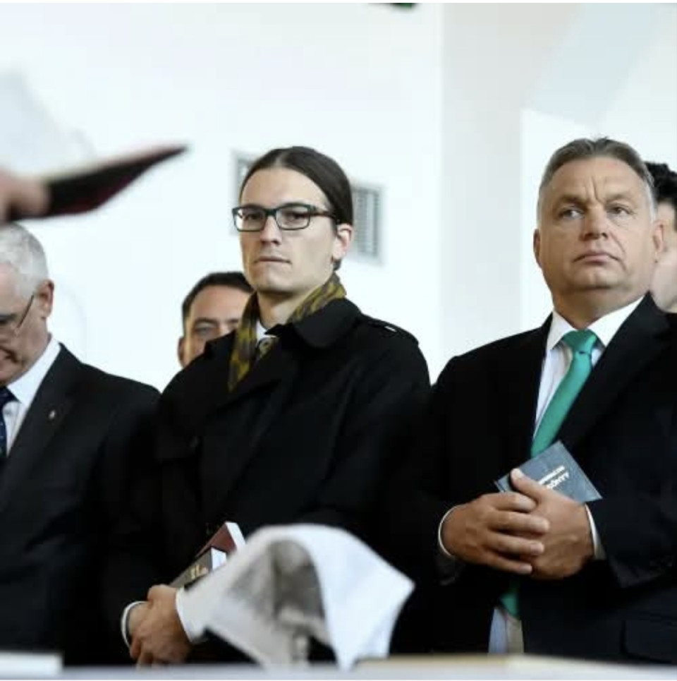 Juszt László írásaAzért ennek a Gazsi gyereknek a csádi missziójával kapcsolatban van még egy igen súlyos momentum. Nevezetesen az, hogy a kedves apuka parlamentje a misszióról szóló határozatot nagy többséggel fogadta el. A szavazatok megoszlása 143 igen, 30 nem és tartózkodás nem volt. Szóval ajánlom a fidesz szavazók figyelmébe, hogy a képviselőik elküldték volna a vágóhídra a magyar katonákat.Egy ember volt, akinek megvoltak a kellő információi a térségről. Suha György, a Külügyminisztériumban dolgozott, de amikor ez ellen felszólalt, kirúgták és büntető eljárást indítottak ellene, ami a mai napig tart.  Hogy miért nem lett a küldetésből semmi? Nem a magyar parlamenti döntésen múlt, hanem azon, hogy a Csádi vezetés nem kért belőle. A lényeg, hogy Gazsi ötletét a fideszes parlament megszavazta. Ha nem tudták, hogy mit szavaztak meg, akkor az nagyon nagy baj. Ha viszont tudták, akkor egytől-egyig részt vettek egy tömeggyilkosság előkészítésében. És ez nem túlzás!