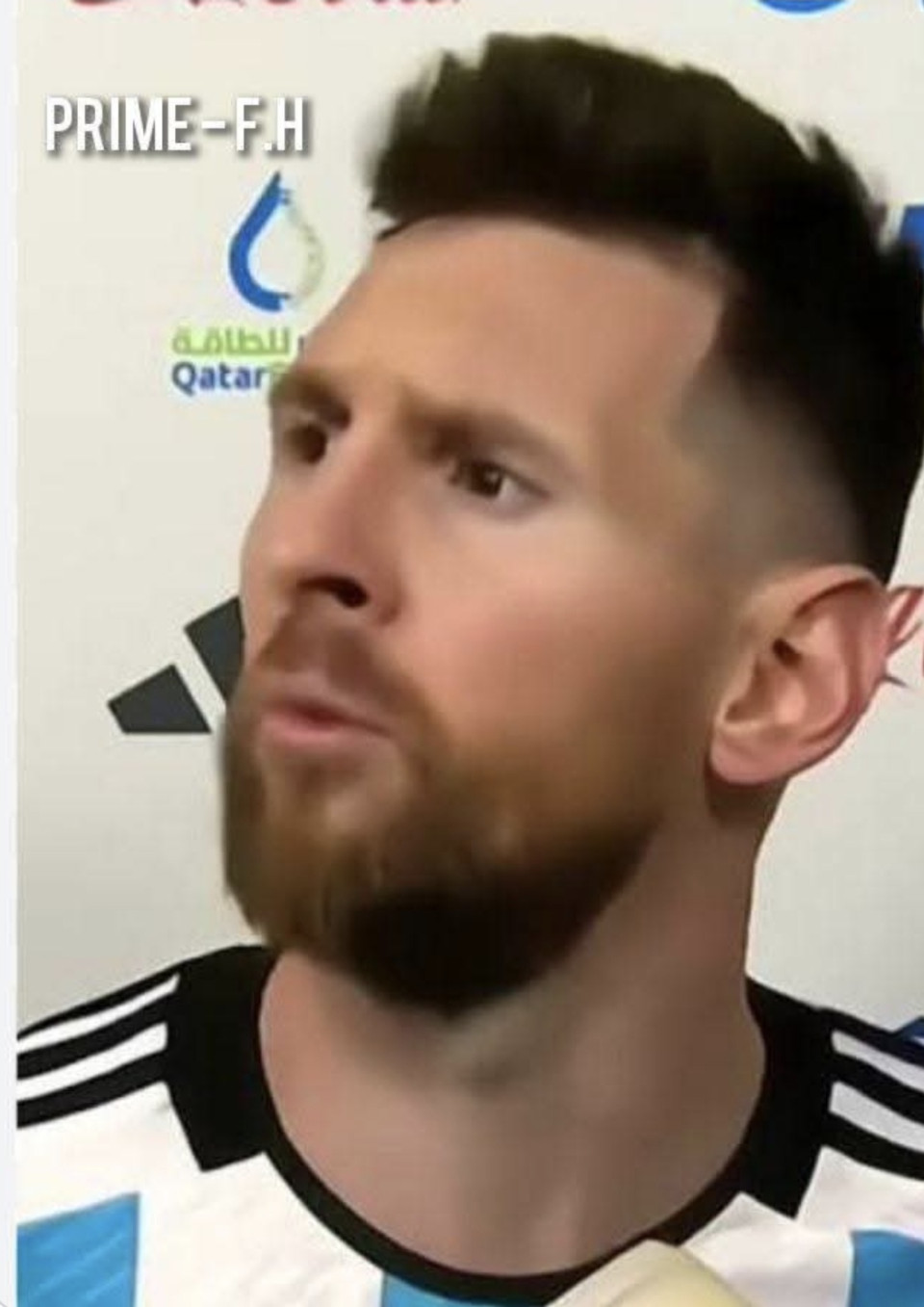 Leo Messi Híres Mondata✨Miért mondta azt a félrehallott mondatot Messi? "Kimiáh Vóvó":Valójában Lionel Messi azt mondta spanyolul: 'Qué mirás, bobo? Anda pa' allá!' (Mit nézel, te bolond? Menj arrébb!).A jelenet a 2022-es világbajnokságon történt, a Hollandia elleni brutálisan feszült negyeddöntő után. Messi épp élő interjút adott, amikor meglátta a hollandok csatárát, Wout Weghorstot, aki a meccs alatt végig provokálta az argentinokat. Messi nem bírta cérnával, és élő adásban szólt be neki! 🇦🇷