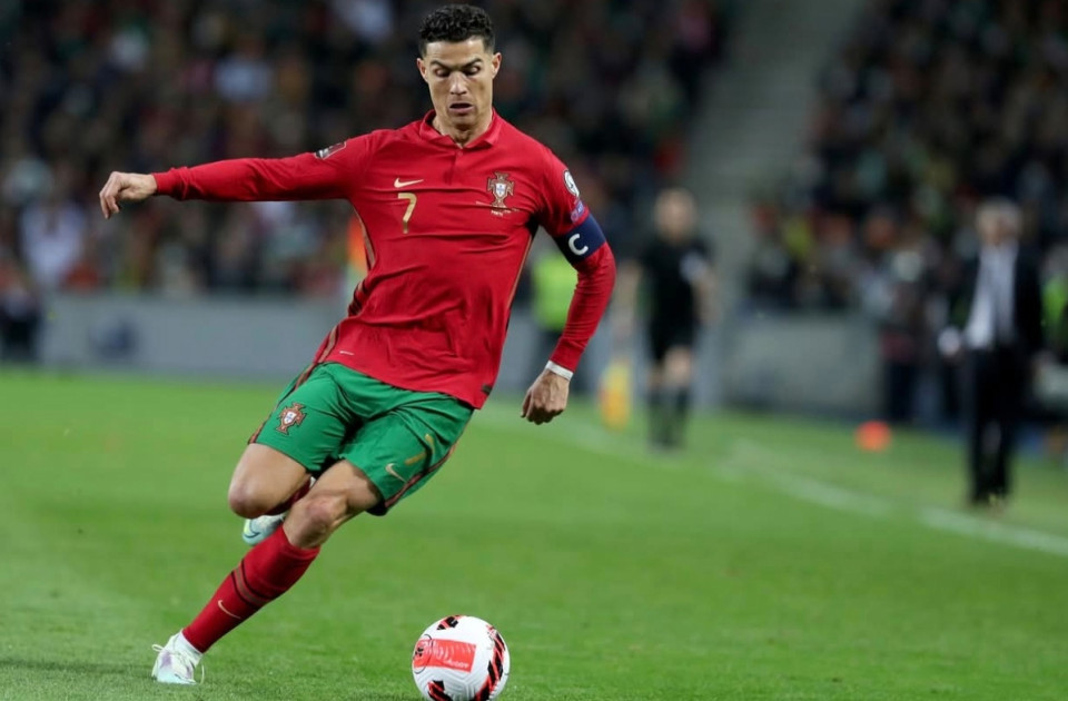 Vettem a fáradságot és kikerestem pár 9-10 évvel ezelőtti cikket és a hozzájuk tartozó hozzászólásokat Cristiano Ronaldo kapcsán. Akkoriban, 2015-16-ban az alábbi véleményeket hangoztatta 100-ból 90 magyar, önmagát hozzáértőnek tartó szurkoló a portugál játékosról, aki nem mellesleg tegnap, 40 évesen és 4 hónaposan ismét, az ég tudja már hányadjára jutott csúcsra és döntötte meg leginkább a saját rekordjait.- látszik, hogy kiöregedett már, nem is értem, miért erőltetik (2016) - aha, látszik- darabos, lézeng a pályán és hisztizik - a magas labdarúgók darabosak, Cristiano Ronaldo szokott lézengeni a pályán, ez tény, de ez függ ám 10 másik játékostól is és igen, hisztizik, ami a maximalizmus velejárója- ez az ember nem tud focizni, csak NÉHA jókor van jó helyen - kukkantsuk meg együtt a statisztikákat és értelmezzük a NÉHA fogalmát- Cristiano Ronaldo nemi beállítottságáról szintén sok értekezést olvashattam, ezeket sem akkor, sem most nem érzem relevánsnak a focitudást nézve akkor sem, ha igazak, akkor sem, ha nem azok- kiszedett szemöldök, megcsinált fogsor, belőtt séró, hát hogy néz már ki? - hát, nekem pasiként nem az esetem, de például Szoboszlai sem az, akire sokan mondják, hogy jóképű. Ráadásul a kinézetet egy olyan közegben, ahol mindenki ugyanolyan mezt visel, szintén nem érzem fontosnak. Ahol van fülig kivarrt játékos, felemás cipős játékos, kék-sárga-zöldhajú játékos, bongyor, hosszúhajú játékos busman szemöldökkel, ésatöbbi ésatöbbi.Itt van Cristiano Ronaldo, aki ott mosolyog a millió dolláros fogsorával a világ tetején lassan húsz éve és TESZI a dolgát a saját maga által állati magas lécre tett határain belül. És néha kívül.És amikor a sportszerető közönség egymásnak feszül, ki is a valaha élt legnagyobb, az ő neve ott van.Egy képzeletbeli listán, ahol felbukkan a neve Puskás Ferencnek és Pelének is.