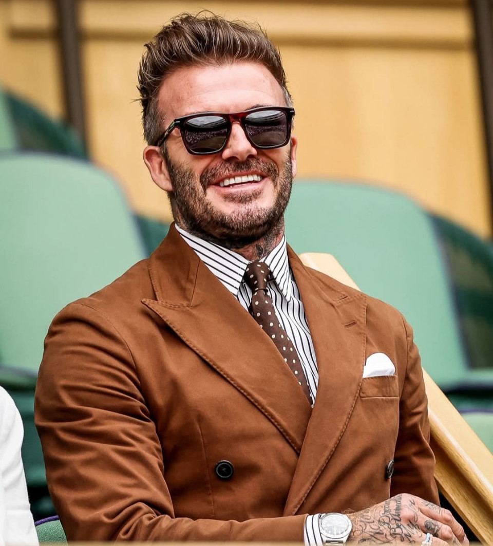 🎙️| Egy interjúban mesélte el David Beckham, hogyan alakultak ki legendássá vált mezszámai:💬 „Egy nyári vakáció alatt Máltán megcsörrent a telefonom. Sir Alex Ferguson hívott, és közölte velem, hogy leigazoltuk Teddy Sheringhamet, aki át fogja venni a 10-es mezt. Hidegzuhanyként ért a hír, hiszen egy kiváló szezont zártam ezzel a számmal, és nagyon kötődtem hozzá. Megpróbáltam tiltakozni, de Ferguson hajthatatlan volt. Azt mondta: „Találkozunk pár hét múlva", és ezzel lezárta a beszélgetést. A 10-es meznek tehát búcsút inthettem.” 🙁💬 „Amikor visszatértem az edzőközpontba, váratlanul közölte velem, hogy én kapom meg a 7-es mezt. Óriási megtiszteltetésként éltem meg, hiszen ezt a számot korábban olyan klublegendák viselték, mint George Best, Bryan Robson vagy Eric Cantona. Nem éreztem emiatt nyomást, inkább büszkeség töltött el. Egy ilyen ikonikus mezszám viselése különleges felelősség volt, amit szívesen vállaltam.” 🔥💬 „Később, amikor a Real Madridhoz igazoltam, a 7-es már Raúlhoz tartozott. Fel sem merült bennem, hogy kérjem. Viszont mindig is nagy rajongója voltam Michael Jordannek, ezért megkérdeztem a klubot, hogy viselhetem-e a 23-as mezt. Ők igent mondtak, és így kezdődött a kapcsolatom ezzel a számmal.”💬 „Amikor az AC Milanhoz kerültem, majd később a PSG-hez, sem a 7-es, sem a 23-as nem volt elérhető. Ekkor eszembe jutott egy másik példaképem, Magic Johnson, aki a 32-es mezszámot viselte. Így esett a választásom a 32-esre, amelyet aztán mindkét klubnál viseltem.”(Via: Classic Football Shirts)