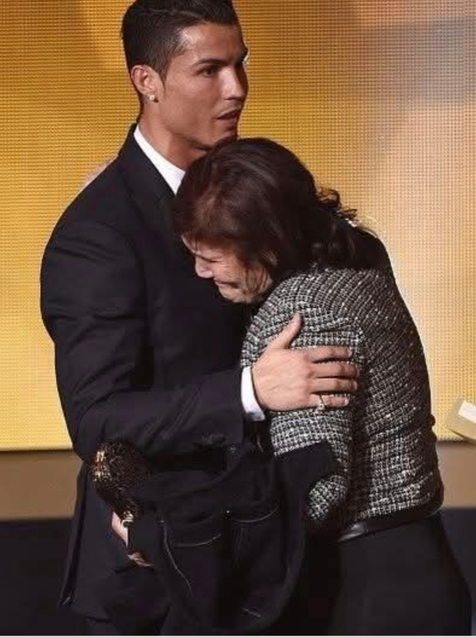 Egy újságíró egyszer megkérdezte Cristiano Ronaldótól:„Miért él még mindig veled az édesanyád? Miért nem építettél neki egy saját házat?”Cristiano megható szavakkal válaszolt:„Az édesanyám az egész életét nekem szentelte. Olyan áldozatokat hozott, amit szavakkal nehéz kifejezni – gyakran éhesen feküdt le, csak hogy én ehessen. Nem volt pénzünk, de ő fáradhatatlanul dolgozott – a hét minden napján, éjszakánként is, mint bejárónő –, csak hogy megvehesse nekem az első futballcipőmet, hogy valóra válthassam az álmom: focistává válni.Minden, amit elértem, minden sikerem, az ő rendíthetetlen szeretetének és áldozatainak köszönhető. Mindent neki köszönhetek. Amíg élek, mindig velem lesz. Már mindent megkapott, amit adhatok, de ami még fontosabb: ő az én menedékem, az erőm, és a legnagyobb áldás az életemben.”