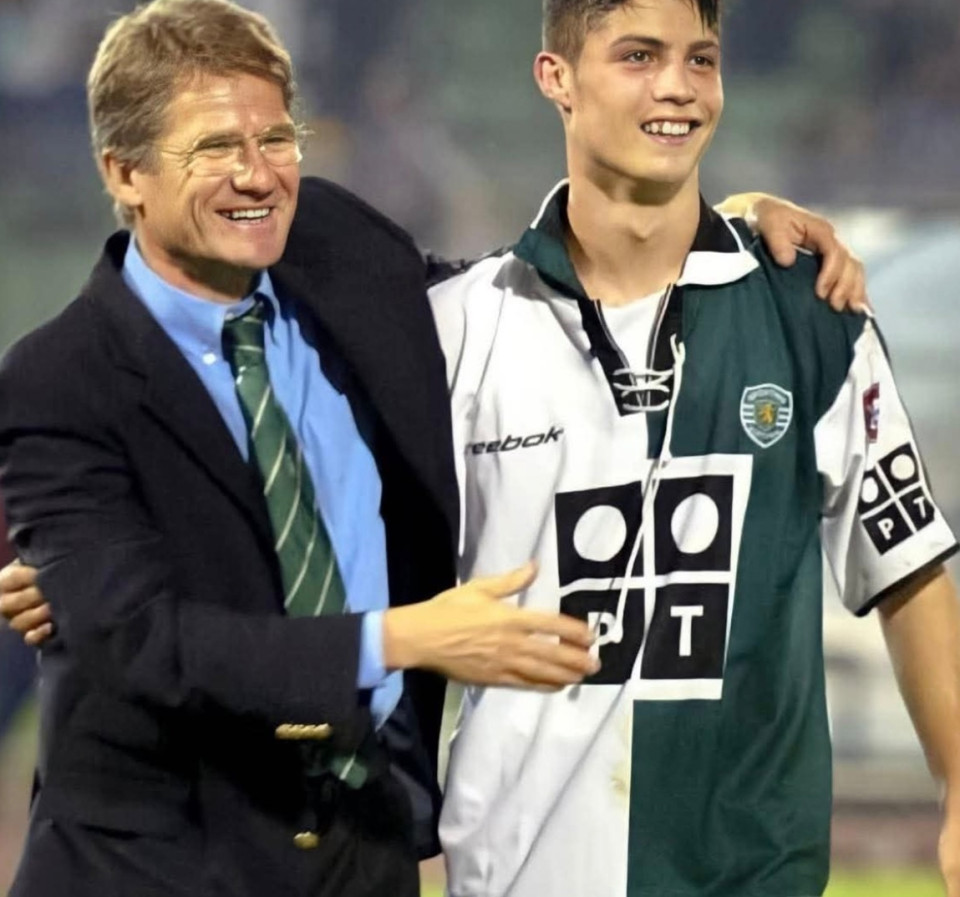 2️⃣3️⃣ éve ezen a napon mutatkozott be Cristiano Ronaldo a Sporting Lisszabonban.2002. augusztus 14-én Bölöni László dobta mélyvízbe az akkor 17 éves portugált egy Inter elleni BL-selejtezőn állt be csereként. Egy korábbi nso.hu-nak adott interjúban Bölöni így nyilatkozott:– A történet mindig így szól: a Sporting edzőjeként ön bukkant rá a kiváló játékosra.– És ez tévedés, mert már előttem felfedezték. Madeiráról hozták Lisszabonba, az én szerepem annyi, hogy amikor időm engedte, a fiatalok edzéseit figyeltem, és az egyik ilyen alkalommal botlottam bele egy srácba, akit aztán edzőmérkőzésen is látni akartam. Felültem a lelátóra, a meccs végén mégsem őt választottam, hanem egy másik gyereket. Ő volt Cristiano Ronaldo. Tizenhat éves volt, de az első csapathoz vettem. Tehát a történet úgy pontos, hogy az adott pillanatban segítséget nyújtottam azzal, hogy vállalva a kockázatot siettettem a bemutatkozását. Hálás is volt érte, ennek jele, hogy ott lehettem azon az ünnepségen, amelyen először kapott Aranylabdát.