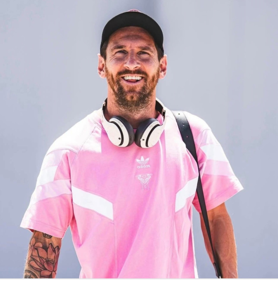🚨 Hivatalos: Lionel Messi mától hivatalosan is szabadügynök lett.Bár szerződése az Inter Miamival 2025 decemberéig érvényes, ez a jogi státusz lehetővé teszi számára, hogy már most szabadon tárgyaljon bármely klubbal. 📝🔥— Forrás: Rosariotres 🇦🇷