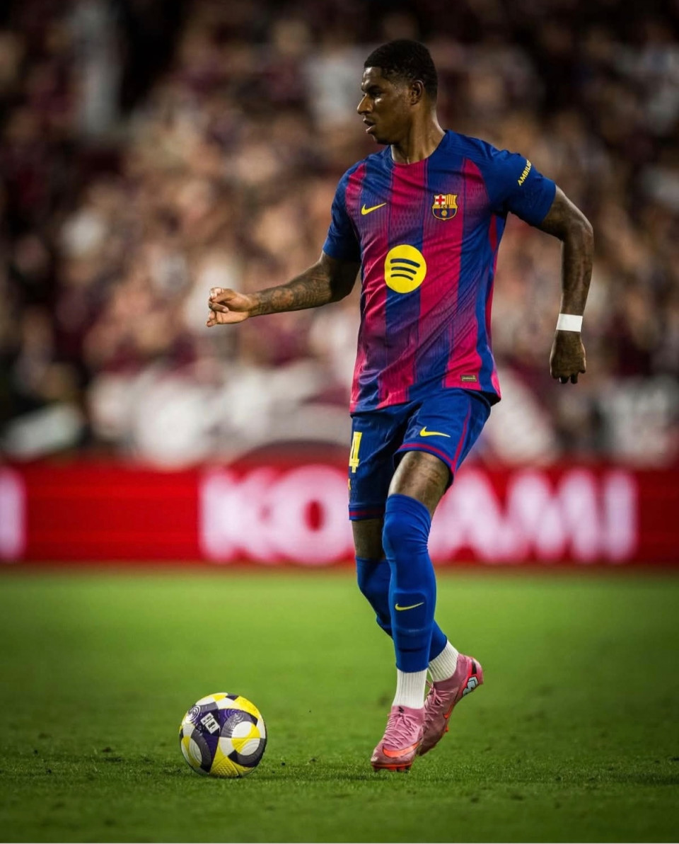 🚨 Marcus Rashford bemutatkozása a Barcelonában — az első lépések Blaugrana mezben 🔥🔁 33 perc a pályán🎯 1 kaput eltaláló lövés🧠 1 kulcspassz📡 88%-os passzpontosság🎯 2/2 pontos hosszú passz⚔️ 0/4 megnyert földi párharc🌀 0/2 sikeres cselÉles mozgás, ígéretes összjáték – a szikra már ott van. Az erőnlét is meg fog jönni. 💪Üdv a Barça új fejezetében, Marcus! 💙❤️