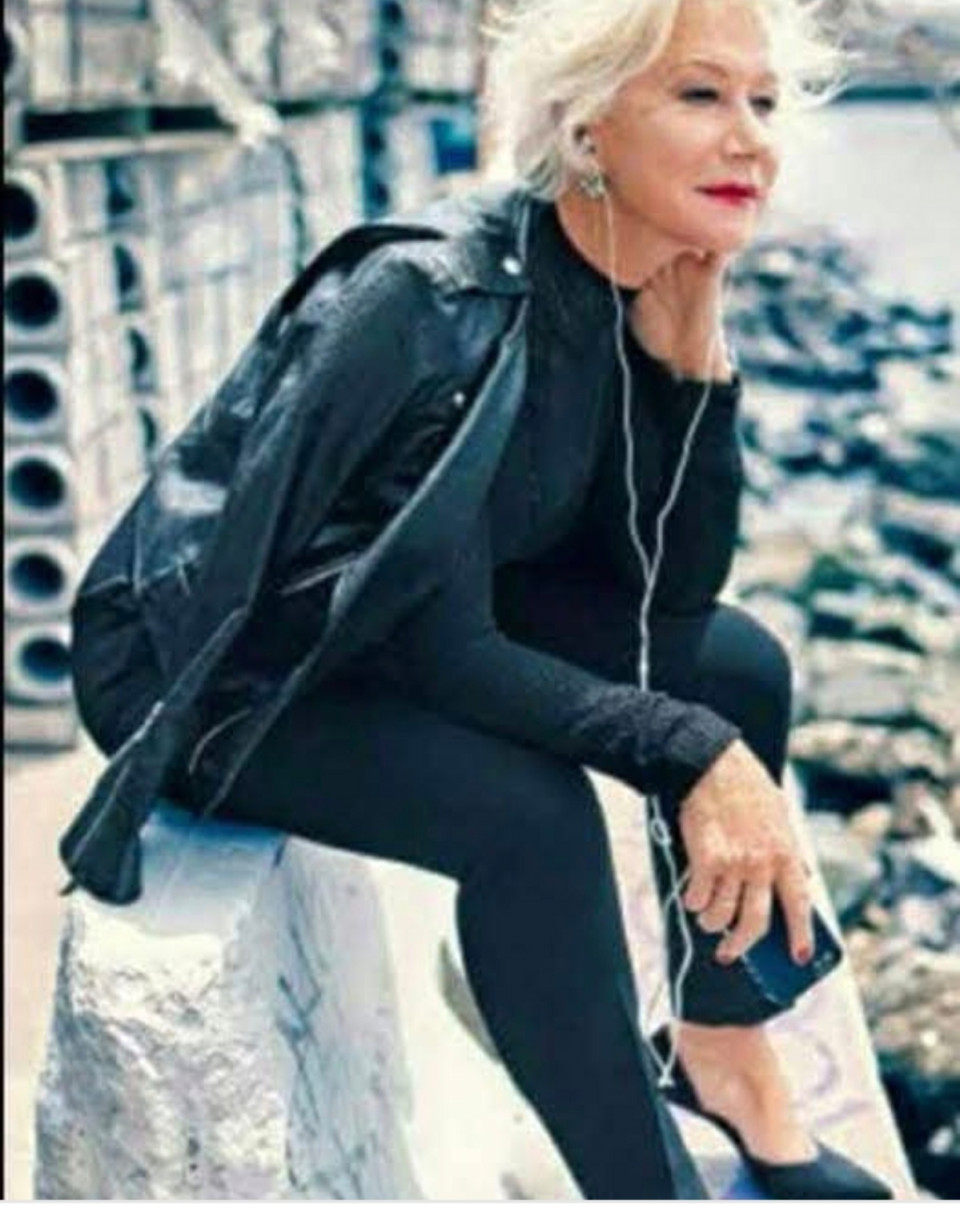 Helen Mirren egyszer azt mondta:"Az öregedés egyik nagy ajándéka, hogy felfedezzük az egyedüllét tökéletes művészetét. Ami régen kényelmetlen csend volt, most már luxus. Csendes a ház, és táncolhatok a konyhában anélkül, hogy ítélkeznének vagy nem csinálnék semmit. A legjobb társaságom magam vagyok, egy kávéval, egy jó filmmel, és a lét szabadságával, mert a magány nem hiány, hanem teljesség és nyugalom. ”