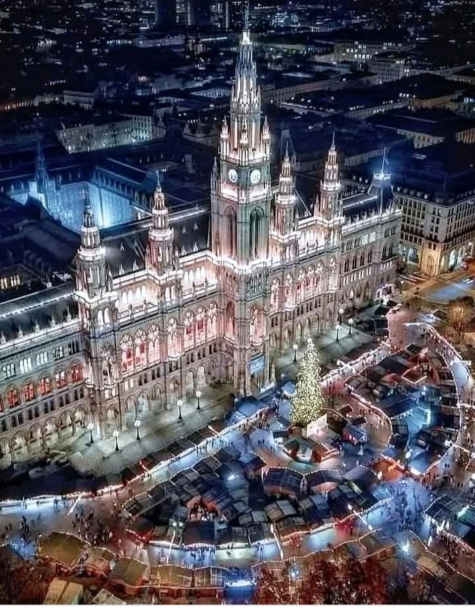 A Bécsi Városháza éjszakai díszkivilágításban!Bécs, Ausztria