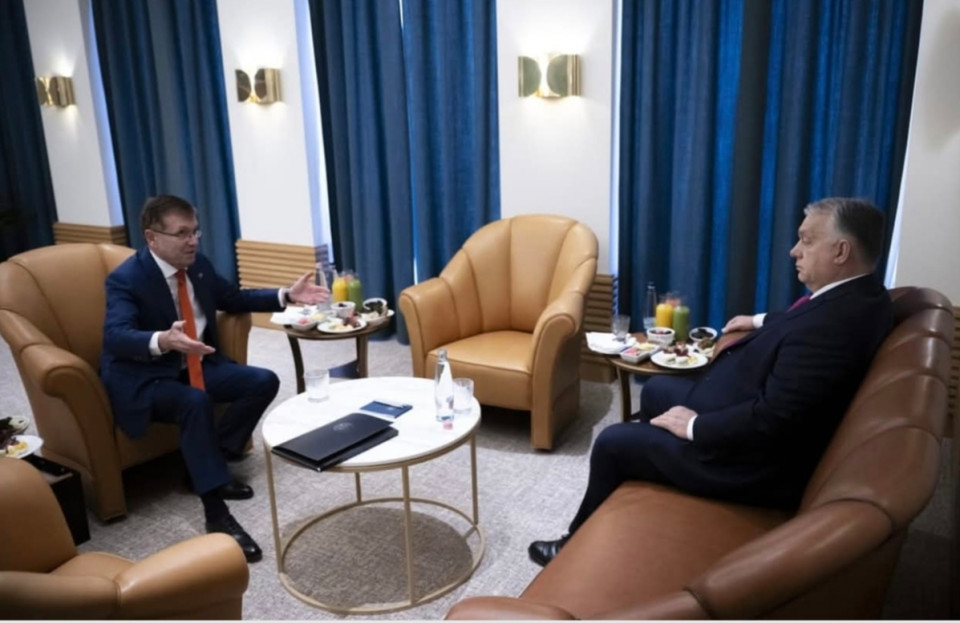 Tisza párt írásaAz MNB-botrány folytatódik: a nyomozás már Matolcsy György utolsó hónapjait is elérteMatolcsy György 2025. február 28-i távozása után az új jegybanki vezetés áprilisban büntetőfeljelentést tett csalás, hűtlen kezelés, hamis magánokirat felhasználása, a számvitel rendjének megsértése és tartozás fedezetének elvonása miatt.A rendőrség nyomozása nemcsak a múltbeli ügyletekre, hanem a 2024–2025-ös időszakra is kiterjed. A gyanú szerint Matolcsy utolsó hónapjaiban is történtek olyan tranzakciók, amelyekkel jelentős vagyont próbáltak átcsoportosítani.Folyamatban lévő vizsgálatokAz Állami Számvevőszék (ÁSZ) még 2023-ban kezdte el az MNB-alapítványok átfogó vizsgálatát. 2025 tavaszán két újabb eljárást is indított, amelyek lezárása 2026-ra várható. Kiemelt célpont a Metropolitan Egyetem és a Neumann János Egyetem alapítványi gazdálkodása.Kérték…Az ÁSZ szerint az érintett alapítványok vezetői kérték: a vizsgálati jelentések ne kerüljenek nyilvánosságra, mivel azok súlyosan érinthetik Magyarország nemzetközi megítélését és pénzügyi stabilitását. Az ügy így nemcsak gazdasági, hanem politikai és nemzetbiztonsági súllyal is bír.ElőzményAz MNB alapítványai az elmúlt évtizedben 400-500 milliárd forint közpénzt mozgattak át átláthatatlan magán- és alapítványi struktúrákon keresztül. Ezek jelentős része leértékelődött vagy eltűnt. A felelősség megállapítása, a pénzek visszaszerezhetősége továbbra is nyitott kérdés. A vizsgálatok folytatódnak.A TISZA Párt álláspontja világos: a közpénzekkel való visszaélés nem maradhat következmények nélkül. Aki a magyar emberek pénzével játszott, annak felelnie kell – jogi, politikai és erkölcsi értelemben is.Mi nem a szőnyeg alá söpörjük a múlt ügyeit, hanem vállaljuk a feltárást, a felelősségre vonást és a helyreállítást. Jogállamot építünk – veletek, értetek. ❤️🤍💚Fotó: HVG