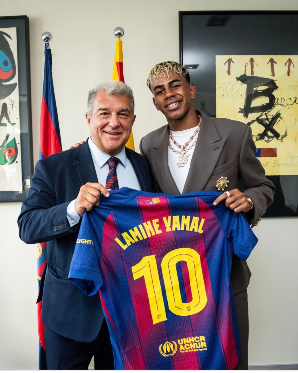Lamine: „A Barça az életem, hét éves korom óta itt vagyok. A La Masián minden gyermek arról álmodik, hogy egy nap bekerüljön az első csapatba. Én ezt az álmot valósítom most meg... A szerződéshosszabbításom egyet jelent azzal, hogy továbbra is életem klubjában játszhatok, és továbbra élvezhetem ezt. Már korábban is megtarthattuk volna az ünnepséget, de elhalasztottuk, mert a nagymamám, aki az életemben a legfontosabb ember, Marokkóban tartózkodott akkor. Meg akarom próbálni viszonozni neki mindazt, amit értem tett, de tudom, hogy ez nem lehetséges, nem tudok érte annyit tenni, hogy megfelelően viszonozni tudjam... A mezszám? Nincs rajtam nyomás, nem számít, hogy tízes vagy tizenkilences szám szerepel a hátamom, továbbra is jól fogom magam érezni a pályán. Messinek megvan a saját útja ezzel a számmal, én is arra törekszem, hogy meglegyen a sajátom. De nem látom ennek az összehasonlításnak értelmét, annál is inkább, mert ezt most Ansutól örököltem meg. Megpróbálok mindenkit boldoggá tenni, azokat is, akik ott vannak, és azokat is, akik otthon vannak. Hálával tartozom a klubnak, hogy megadták ezt a gesztust, igyekszem minden módon meghálálni ezt nekik... Az igazság az, hogy közömbös vagyok, mind a kritikával, mind a dicsérettel szemben, kivéve, ha a családomtól vagy a hozzám nagyon közel álló emberektől érkezik. Ha nem így tennék, akkor túlságosan nagy lenne a hangulatingadozásom... A célom a Bajnokok Ligája és a világbajnokság megnyerése. Ez a két kupa még hiányzik, ezek a legfőbb céljaim.”