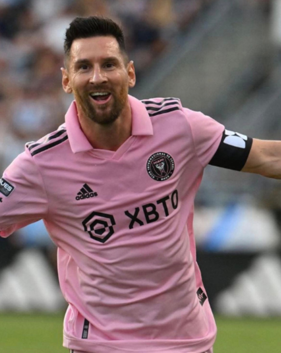 Nagyot szólt az is, hogy a BL-győztes PSG - Paris Saint-Germain kikapott a brazil Botafogo de Futebol e Regatastól de az talán még nagyobbat, hogy a hamarosan 38. születésnapját ünneplő Leo Messi győztes gólt szerzett a FC Porto ellen. A torna előtt sokan azt mondták (magam részéről logikus mezsgyén haladva óvatosabb voltam), az európai csapatok dominanciájáról szól majd a FIFA klubvilágbajnoksága, erre egy nap kétszer is borult a papírforma.Vissza Messihez! Az argentin legenda a hírek szerint kisebb sérüléssel játszotta le a csütörtöki klubvébés meccsét. Ennek ellenére, aki látta Messi fantasztikus szabadrúgásgólját azt tudja, milyen mértani remekmű volt. Igen, már itt-ott látszik a negyedik ilszhez való közelítés, negyven év az negyven év. Mégis, ebben a gólban benne volt ezeknek a súlyos, sikerekkel, trófeákkal, rekordokkal teli évtizedeknek minden egyes pillanata, felhalmozott tudása. Eszencia. Élmény.Tapasztalat.Zseni.