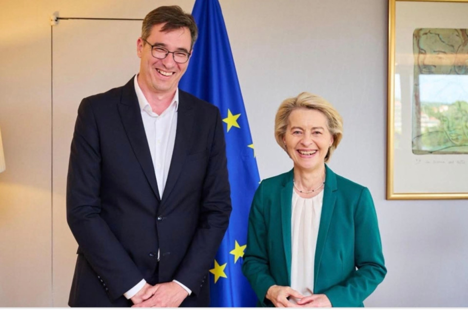 Karácsony Gergely írásaBármerre fordul is a kormány, Budapest marad Európában.Strasbourgban tárgyaltam Ursula von der Leyennel, az Európai Bizottság elnökével. Alkalmam volt megköszönni neki a Budapest Pride melletti kiállását. Az Európai Bizottság elnöke is osztja: igazi szabadságünnep volt Budapesten, ahol a város megmutatta erejét és ragaszkodását az elveihez és értékeihez. A Budapest Pride, a betiltás kudarca és Budapest kiállása a szabadságért holnap az Európai Parlamentben is téma lesz.Tárgyaltunk a Budapestnek járó európai uniós forrásokról is. A jogállamisági eljárásból eredő forrásmegvonásokat a kormány jelenleg Budapest ellen fordítja: Budapest valószínűleg az egyetlen főváros, amely nulla darab aláírt támogatási szerződéssel rendelkezik. A felfüggesztett források jussanak el a városokhoz – ezt képviseltem a megbeszélésen. Erről szóló megoldási javaslatomat mutattam be von der Leyen asszonynak.Világos volt, hogy az Európai Bizottság nagyon aktívan követi a magyarországi fejleményeket, az európai értékeket szisztematikusan romboló kormánypolitikát.Az európai nagyvárosok – Budapesttel együtt – sok esetben következetesebben képviselik az uniós alapértékeket, mint a nemzeti kormányok. A városok mára a jogállamiság szigeteivé váltak. Ez a tendencia azt indokolja, hogy a jogállamisági jelentések és az országspecifikus ajánlások kiterjedjenek az önkormányzatok helyzetének vizsgálatára is.Budapest érdekében fontos és hasznos találkozó volt, alighanem kiváltja a Fidesz öblös brüsszelezését is, de az nem számít. Budapest város értékei és érdekei számítanak.