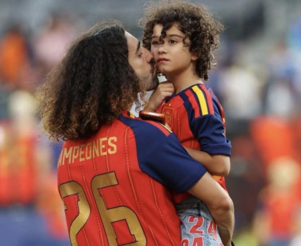 Cucurella megmagyarázta, miért tartja hosszú és kócos haját:„Kis fiam autista; hogy a mérkőzéseken könnyen felismerjen engem, ezért hagyom hosszú és kócos állapotban a hajamat.” Gyakran hajlamosak vagyunk előítéletesek lenni a körülöttünk lévő világgal: megszóljuk: hogyan öltözködik, milyen hajviselete vagy tetoválása van. Sokszor a döntések mögött ki nem mondott történetek és gesztusok vannak! Társadalmunk egyik alapvető értéke az elfogadás kell, hogy legyen.