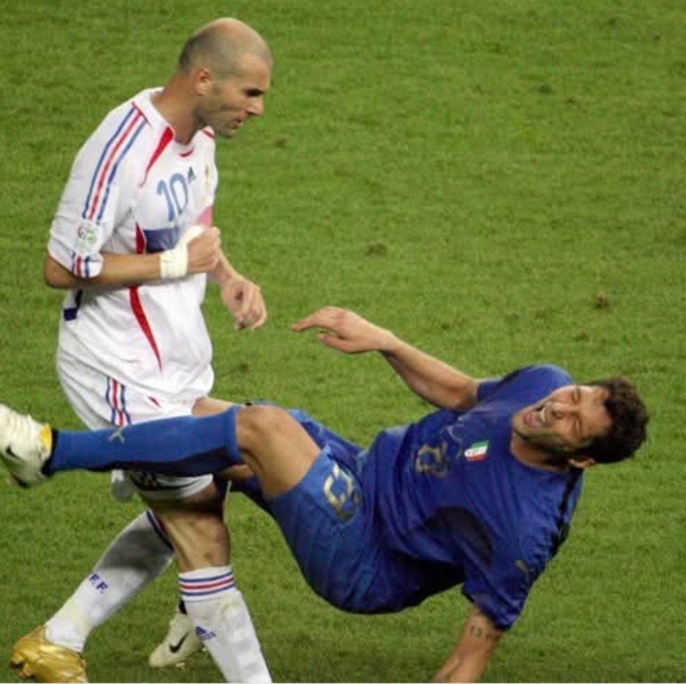 ⏱🔙 Napra pontosan 19 évvel ezelőtt esett meg a futball világbajnokságok talán legsokkolóbb jelenete 🤯🥶▶️2006 július 9-én Berlinben rendezték meg a Franciaország - Olaszország vb-döntőt, amely ugyan fantasztikus izgalmakat hozott, mégis Zinedine Zidane piros lapja miatt maradt igazán emlékezetes 🫨▶️A franciák ikonja egészen káprázatos formában futballozott ezen a vb-n, és a döntőben is pazarul játszott. A 7. percben az ő panenkás büntetőjével szereztek vezetést a franciák, de a gólja mellett is végig vezére volt a csapatának 💪▶️A hosszabbítás második félidejében azonban a 'semmiből' telibe fejelte Marco Materazzit, amit ugyan a játékvezető elsőre nem vett észre (ekkoriban még nem volt VAR), ám az asszisztensek súgtak neki és végül villant a piros lap 🟥❌▶️Utólag kiderült, hogy Materazzi egész meccsen provokálta Zizout, a húr pedig akkor pattant el nála, amikor az olasz bekk a húgára tett szexuális tartalmú megjegyzést 🤬▶️Zidane a kiállítás miatt nem tudott részt venni a szétlövésben, amelyet az olaszok nyertek és megszerezték ezzel a világbajnoki trófeát 🇮🇹🏆▶️Ez volt Zinedine Zidane utolsó profi mérkőzése, hiszen a vb után visszavonult. Ha nincs ez a fejelős eset, Zidane jó eséllyel megnyeri karrierje második Aranylabdáját, és ki tudja, a franciák talán világbajnokok lettek volna. ❓❓Egy páratlan és csodás karrier egészen méltatlan lezárása volt ez a jelenet 🥹💔