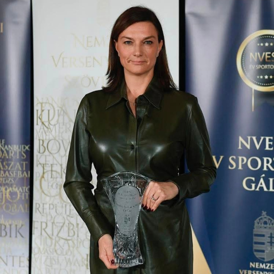 Gyerekeket rángatni, megalázni, verbálisan földbe tiporni – és ezt évekig megúszni, miközben a sportági vezetés asszisztál hozzá? Ez ma Magyarországon megtörténhet, ha elég „magasra” vagy házasodva.Deutsch-Lazsányi Erika, Deutsch Tamás fideszes politikus felesége, már évekkel ezelőtt is nyilvánosan bántalmazott gyereksportolókat. Most újra etikai vizsgálat zajlik ellene – nemzetközi szinten. És nem valami véletlen rágalomról van szó: tanúk tucatjai számoltak be arról, hogyan alázza, terrorizálja a tanítványait.És mit csinál a magyar sportvezetés?Hallgat.Elken.Védi a saját embereit.Közben a szülők félnek, a gyerekek abbahagyják a sportot, az edzők hallgatnak. Egy komplett sportág omlik össze, mert a hatalom falat húzott az áldozatok és az igazság közé.Ez nem hiba. Ez bűnrészesség.Hol van a szövetség felelőssége? Hol van a magyar állam felelőssége, amikor gyerekeket bántalmaznak – és mindenki tudja?Ez nem pártpolitikai kérdés. Ez emberi méltóság kérdése.És igen: ez is politika – a leggyalázatosabb fajtából.Nem hallgatunk. Nem félünk. Nem felejtünk.