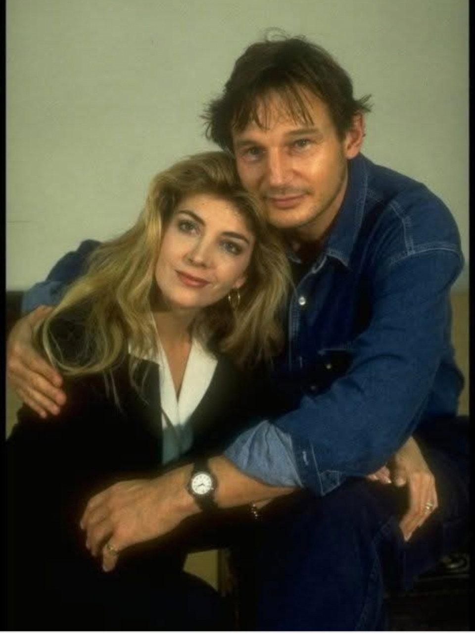 Ő volt az életem szerelme.1993-ban találkoztunk a Broadway-en. Ő játszotta a főszerepet, én csak próbáltam nem elfelejteni a szövegem, miközben bámultam. Natasha... minden mosolyával otthont adott nekem.Volt két csodálatos fiunk. Volt nevünk, hírnevünk, de igazából csak az számított, hogy esténként egymás mellé feküdtünk, és tudtuk: együtt vagyunk.2009 márciusában egy ártatlannak tűnő síbaleset után még viccelődött a kórházi ágyon. Azt hittem, hazavisszük és minden rendben lesz. Aztán… pár órával később az orvosok azt mondták: az agya már nem él. Én pedig ott álltam, és nem akartam elengedni.Amikor kikapcsolták a gépeket, a világ elnémult. Azóta is hordom a gyűrűmet. Mert egyes szerelmek nem érnek véget — csak másik oldalról vigyáznak ránk.