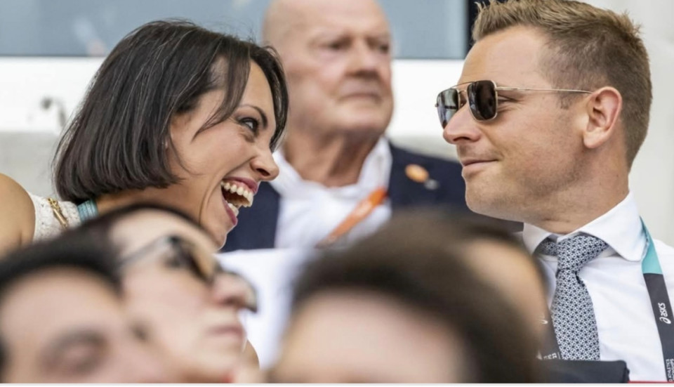 Ágoston László irásaÉn féltem Orbán Ráhelt... Moszkvába kéne menni, nem a no-go zónás, elkeresztényietlenedett, LMBTQ-emberektől, bevándorlóktól és libsiktől hemzsegő Ámerikába!Hát milyen iskolába fog járni Viktor unokája??? Olyanba, ahol lányt akarnak csinálni a fiúkból???Szerintem ez egy nagyon veszélyes és hibás lépés.  Orbán Ráchel helye Moszkvában lenne... vagy Szocsiban. Ott béke van. Szegény, félreértett, sokat gyalázott Putyin szeretettől és igazságtól túlcsorduló békeállama jobb hely lenne a hercegnőnek. Ők a barátaink. Ámerika és a Nyugat meg ugye... fúj, fúj ellenség. Persze igaz... A narancskirály jóbarát. Igaz, hogy éppen most vág irdatlan vámokat a nyakunkba, amivel éppen tönkretesz minket, de szeretjük. Szeretjük, mert Viktor azt mondta.De nem aggódik a Fényestekintetű Doktorminiszterelnökúr, hogy az összeomló Nyugatra megy a lánya?Oda, ahonnan tömegével költöznek a biztonságos, keresztény és konzervatív mintaállamba, Magyarországra?Vajon ők is hazaárulók lesznek, ahogyan valamelyik kiváló katonavezető mondta nemrég?Nyilván nem...Ahol a királyi család, ott a haza. A haza nem lehet kisebbségben, de nem lehet külföldön sem.Szerintem ez egy furgangos, zseniális terv része! Így foglaljuk el Amerikát. Először odamegy a hercegnő és családja, utána kikiáltják a Dunamenti Köztársaságot New Yorkban!Igen, igen! Én már tudom! Isten éltesse, Miniszterelnök úr!Isten éltesse, Hercegnő!Már megint mi, magyarok, győztünk a harcban, már megint mi voltunk okosabbak!