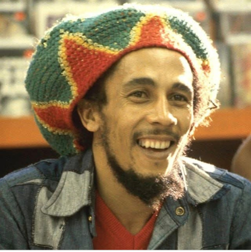Egyszer megkérdezték Bob Marley-t, hogy szerinte létezik-e tökéletes nő. Ő így válaszolt:„Kit érdekel a tökéletesség?A hold sem tökéletes – tele van kráterekkel.A tenger gyönyörű – de sós és sötét a mélyén.Az ég végtelen – de gyakran felhős.Szóval, minden, ami szép, nem tökéletes – hanem különleges."Ezért minden nő lehet valakinek különleges.👌Ne akarj tökéletes lenni – inkább légy szabad,légy önmagad.Élj úgy, hogy azt tedd, amit szeretsz,ne pedig azért, hogy másokat lenyűgözz!