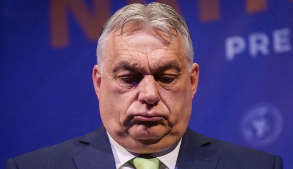 Egyre több belső, fideszes forrásból hallani, hogy Orbán kezdi az eddiginél is jobban elveszíteni az eszét. Ruszin-Szendi és Magyar letartóztatását, kiiktatását is a fejébe vette – erről tanácsadói és néhány még józan miniszter próbálja lebeszélni.Viktor, három lehetőséged van – nem több.Jövőre megmérkőzöl Magyar Péterrel és a Tiszával szemben, és veszíteni fogsz. Ráadásul vélhetően kétharmados többsége lesz a Magyar-kormánynak. Így a sorsod az új kormány kezébe kerül, és vélhetően nem fogod megúszni a börtönt, az összelopott vagyonodat pedig elveszíted.Kiiktatod az ellenfeleidet. Ezzel viszont Magyarországot végleg eltéríted a demokrácia útjáról, ráadásul milliós tömegtüntetésekkel is szembe kell nézned – úgy, hogy a hadsereg Ruszin-Szendit támogatja, a harmincezer rendőr pedig aligha lesz elég a népharag ellen. Ez a forgatókönyv nem a személyes szabadságodat, hanem az életedet veszélyeztetné.Menekülsz, amíg nem késő. Fogod, amit összeloptál, felhívod Putyint, Erdogant vagy valamelyik ázsiai diktátor haverodat, és bízol benne, hogya) befogadnak,b) soha nem is adnak ki Magyarországnak.(Csak mondom: mi, demokrata magyarok, mindent meg fogunk tenni, hogy legyen kiadatás.)De még mindig ezzel járnál a legjobban.Nincs több lehetőség.Választást nem fogsz nyerni. A magyar nép nem fogja tűrni, hogy ne legyen választás, vagy hogy azon a legnépszerűbb párt ne indulhasson. Ebből a háromból kell választanod. Ezt – egyébként – a tanácsadóid is tudják már rég, a minisztereid is tudják. Figyeld meg: hamarosan el fogják hagyni a süllyedő hajót ők is.Tik-tak.