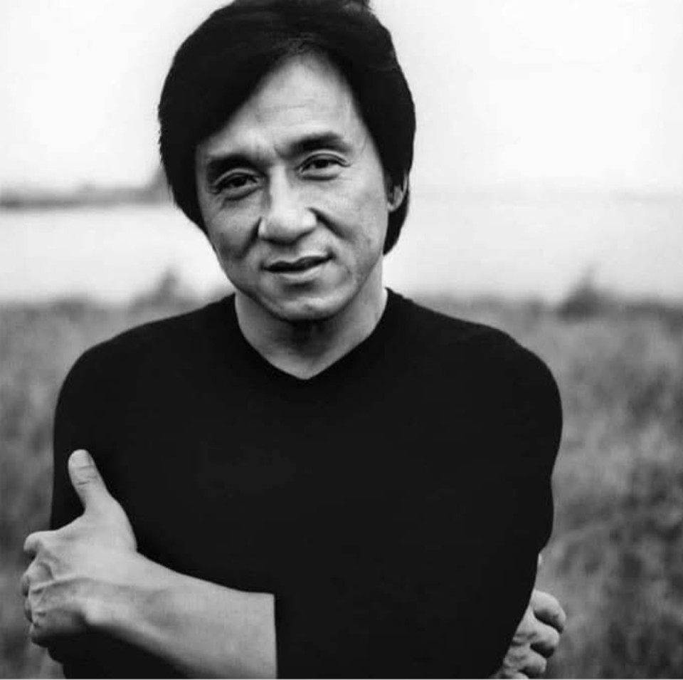 Jackie Chan ezekkel a bölcs szavakkal válaszolt egy újságíró kérdésére, hogy elégedett-e az életével:"Tudod, egyszer hallottam nagyon bölcs szavakat:A kemény munkád minden munkanélküli álma;Nyughatatlan gyermeked mindenki álma, akinek nincs gyermeke;Kis otthonod minden hajléktalan álma;A te kis tőkéd minden adós álma;A rossz egészséged minden gyógyíthatatlan beteg álma;A békéd, a nyugodt alvásod, a hozzáférhető ételed mindenki álma egy háborúban álló országban.Értékelni kell mindent, amid van. Végül is senki sem tudja, mit hoz a holnap. "