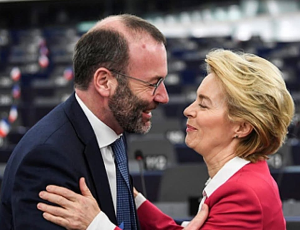 Zsigmond Barna Pál írása ‼ Brüsszeli korrupciós fertő – újabb EU-s botrány, ugyanaz a forgatókönyv.👉 Az Európai Unió Csalás Elleni Hivatala (OLAF) újabb megdöbbentő ügyet tárt fel: egy magas rangú közlekedési bizottsági tisztviselő – Henrik Hololei – repülőjegyeket, ötcsillagos luxusszállodákat, nyaralásokat fogadott el egy nem EU-s országtól, miközben éppen ezzel az állammal (Katarral) tárgyalt légiközlekedési megállapodásról. És mi lett a következmény? Semmi komoly: új pozíció a Bizottságban, egy kis fizetéscsökkentés, formális fegyelmi eljárás – tovább sunnyog a rendszer.💸 870 millió eurónyi EU-s pénz eltűnéséről beszélünk 2024-ben. Ez nem "adminisztratív hiba", ez nem "technikai szabályszegés" – ez intézményesült korrupció, ami Brüsszel szívéből indul, és a legfelsőbb vezetőket sem kerüli el.🛑 Emlékezzünk csak:·         Katargate: Eva Kaili, az Európai Parlament alelnöke készpénzes bőröndökkel – a jogállamiság bajnokai pénzért cserébe mossák tisztára Katar emberi jogi megítélését.·         Pfizer-botrány: Ursula von der Leyen milliárdos vakcinabeszerzése sms-ben, elszámolhatatlanul – miközben férje a Pfizerhez kapcsolódó cég igazgatója...·         Metsola ajándékbotránya, Weber pártirodává nyilvánított családi háza, kampánypénzek körüli homály – és még 230 új OLAF-vizsgálat csak 2024-ben!❓ És közben mi történik?🔴 Nincs elszámoltatás.🔴 Nincs következmény.🔴 Nincs valódi átláthatóság.❗ De amikor Magyarország a saját törvényei szerint jár el, Brüsszel azonnal jogállamisági vészcsengőt nyomogat. Viszont ha egy brüsszeli bürokrata több tízezer eurónyi ajándékot fogad el titokban – akkor jön a mismásolás, az „intézményi érdekre” hivatkozó hallgatás, meg a jól ismert „belső vizsgálat folyamatban” mondat.👉 Ez a kettős mérce valósága. Ez a Brüsszel által védett politikai elit bűnös közönye. Ez az az Unió, amely a tagállamokat zsarolja, miközben saját maga képtelen megtisztulni a korrupciótól.🛑 Brüsszelnek előbb a saját háza táján kellene sepregetnie. Elég volt a brüsszeli kétszínűségből. A magyar emberek bizalma nem játék, a nemzeti szuverenitásunk nem alku tárgya.