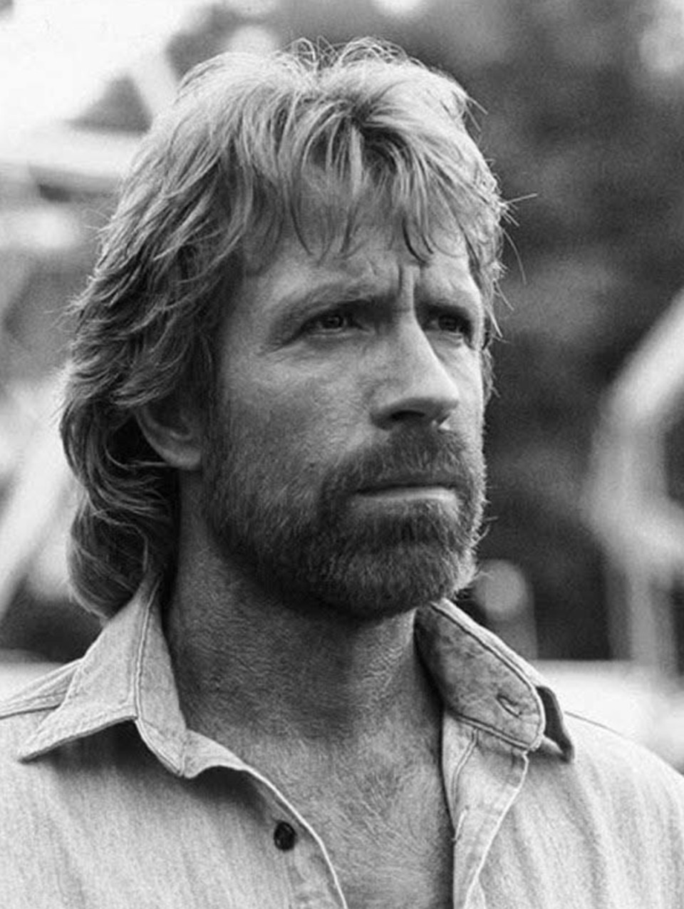 2025. március 10-én Chuck Norris betöltötte a 85. életévét.De ahelyett, hogy magáról szólt volna ez a nap, ő inkább annak a legerősebb embernek állított emléket, akit valaha ismert — az édesanyjának, Wilma Norris Knightnak.Anyám 2025. május 24-én lett volna 104 éves” – írta.1921-ben született Wilsonban, egy apró oklahomai városban, ahol Chuck is felnőtt. Akkoriban ez egy összetartó közösség volt, alig 1800 lakossal.A gyerekkora azonban mindennek volt mondható, csak könnyűnek nem.Mindössze 8 éves volt, amikor mélyszegénység miatt állami gondozásba került. Két évet töltött egy gyermekkorházban, egy ritka betegséggel küzdve — egyedül, távol a családjától.Mire végre hazatérhetett — meggyógyulva, de a nagy gazdasági világválság legsúlyosabb éveiben — az élet nem lett könnyebb. Az egész család, még a gyerekek is, gyapotot szedtek, hogy megéljenek. Ha egy mező kimerült, továbbálltak a következő városba, és elölről kezdték.16 évesen ment férjhez Chuck édesapjához.Évekkel később a férfi elhagyta őket — és Wilma egyedül nevelt fel három fiút.Chuck, a legidősebb, már gyerekként kénytelen volt „a ház férfijává” válni.Semmijük nem volt, de Wilma mégis mindent megadott a fiainak, ami igazán számít: kitartást, hitet és megingathatatlan értékeket.Túlélte tíz testvérét, eltemetett két férjet, egy mostohafiút, két unokát… és a legkisebb fiát, Wielandot, aki Vietnámban esett el.Többször megküzdött a rákkal.Túl volt több mint 30 műtéten.És mégis… soha nem hagyta abba a mosolygást. Soha nem szűnt meg szeretni. Soha nem hagyta abba az imádkozást.Anyám minden egyes nap imádkozott értem” – osztotta meg Chuck.„Amikor elvesztem Hollywoodban, azért imádkozott, hogy megtaláljam újra a lelkem. Azért imádkozott, hogy az életembe lépjen a megfelelő nő. És tudjátok mit? Az imái meghallgatásra találtak.”Hozzátette:„Van egy régi spanyol mondás: ‘Egy uncia anyai szeretet többet ér, mint egy font prédikáció.’Ez volt az én anyám.”Wilma Norris Knight 2024. december 4-én hunyt el, 103 éves korában.Egy olyan örökséget hagyott hátra, amely az erőről, rendíthetetlen hitről és a mindent átölelő szeretetről szól — arról a szeretetről, ami még generációkkal később is formálja az életet.Egy igazi, csendes hős.