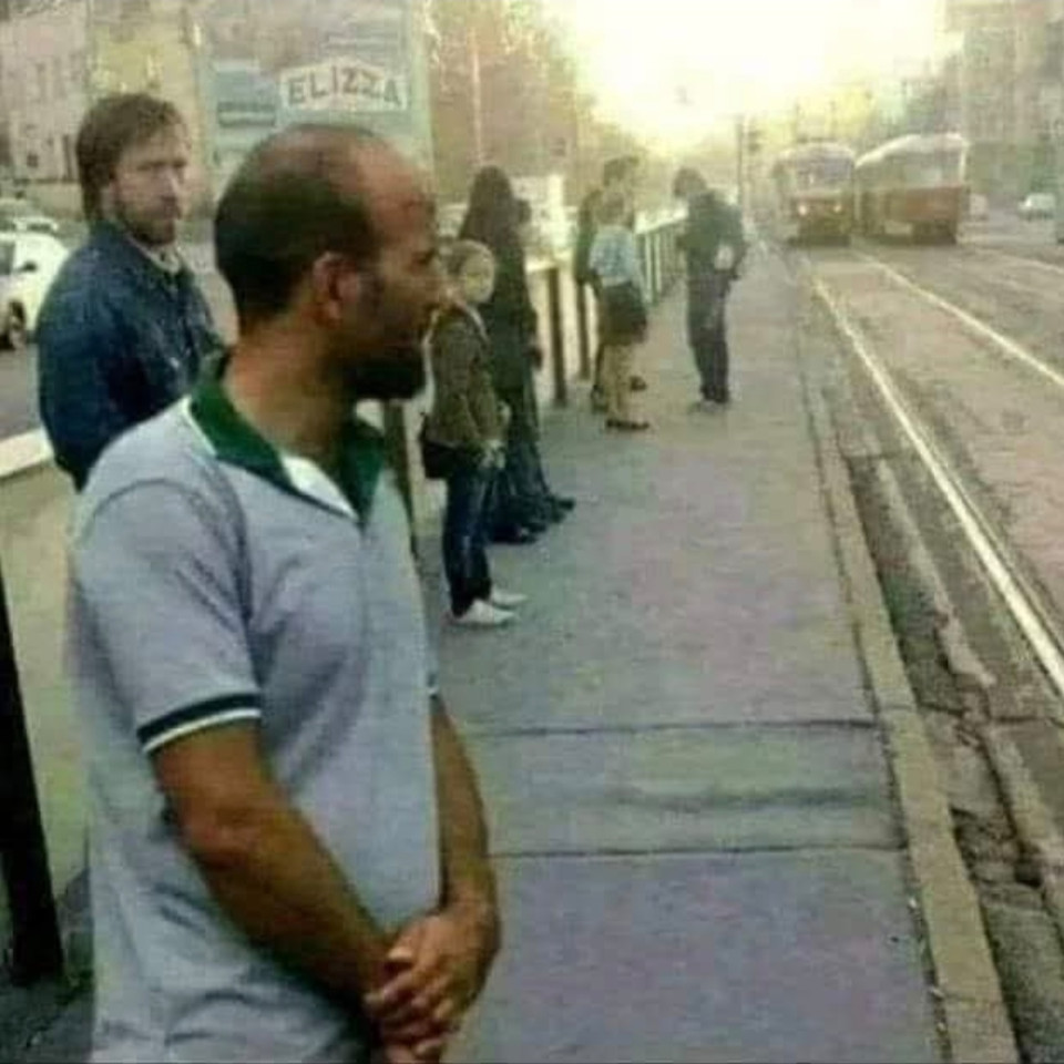 Ezen az archív felvételen Jason Statham, Chuck Norris, és Greta Thunberg épp a villamost várják Újpesten!