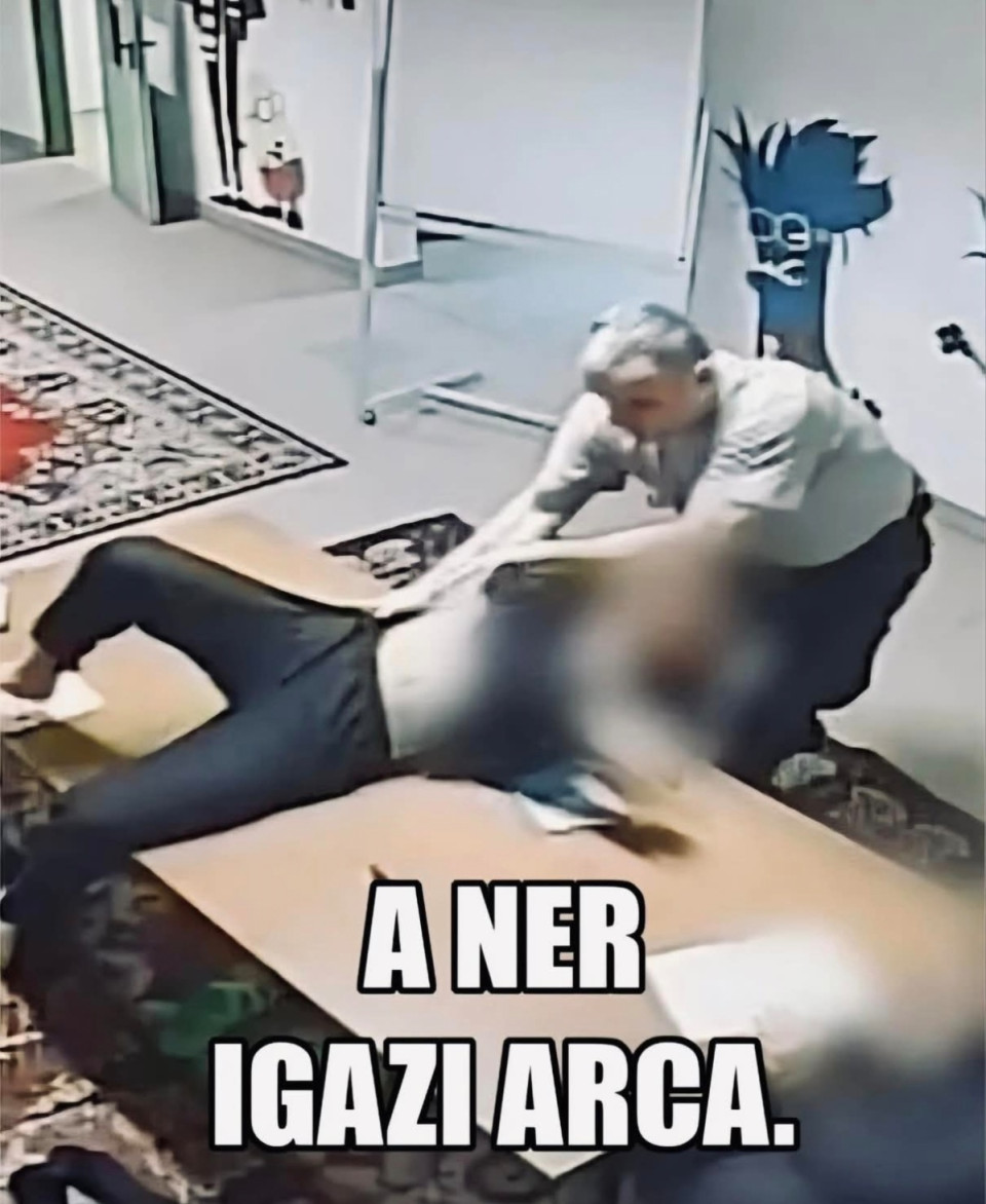 Fekete-Győr András írásaMiniszterelnök "úr", ha nem rúgja ki azonnal páros lábbal Pintér Sándort a sokkoló videófelvétel után, amit Juhász Péter barátom tett közzé délután – amelyen a Szőlő utcai javítóintézet megbízott igazgatója, Kovács-Buna Károly a földön fekve tapossa és rúgdossa a rá bízott gyerekeket –, akkor azt beismerő vallomásnak fogjuk tekinteni.Beismerő vallomásnak, hogy ön vagy Pintér Sándor zsarolása alatt áll, és ezért nem meri felelősségre vonni őt, vagy ön is nyakig benne van a Szőlő utcai abúzusok sorozatos eltussolásában. Ez utóbbi esetben viszont az egész kormánynak haladéktalanul távoznia kell.Más forgatókönyvet egyszerűen nem tudok elképzelni azok után, hogy Juhász Péter állítása szerint az önök rendőrsége már fél éve (!) ül ezeken a bizonyítékokon. Ha ez igaz, akkor az azt jelenti, hogy a Pintér Sándor vezette hatóságok hónapokon át cinkosan falaztak a bűnelkövetőknek, sőt, hagyták, hogy a pedofíliába, emberkereskedelembe és szexuális kizsákmányolásba belebukott előző igazgató után egy újabb bántalmazó vezesse az intézetet. Ha ön ezek után nem állítja a szőnyeg szélére a minisztertársát, akkor önmaga ismeri el a bűnrészességét!Máskülönben magyarázza meg: hogyan lehetséges, hogy az olajszőkítéssel elhíresült, kétes múltú belügyminisztere még egy ilyen gigantikus bűnpártolási botrány után is stabilan megőrzi a székét? Mivel tartja sakkban önt? Miféle titkos dossziék lapulnak Pintér Sándor páncélszekrényében, ami miatt ön még a gyermekek elleni erőszak rendőrségi eltussolását is hajlandó elnézni neki, és inkább néma cinkossá válik, csak hogy védje a saját bőrét? Feltéve persze, ha nem maga adta az utasítást az eltussolásra.Miniszterelnök "úr": hogyan lehetséges az egyáltalán, hogy az önök által "gyermekvédelemnek" csúfolt rendszer mára a legsötétebb alvilági figurák, pedofilok, stricik, szexuális ragadozók és gyermekbántalmazók játszóterévé vált?Ez nem egyszerűen urambátyám világ: hanem az államigazgatás, a szervezett bűnözés és a legsötétebb pedofilhálózatok teljes, undorító összefonódása. Egy Jeffrey Epsteint idéző, mindenhová elérő szörnyállami polip, amelynek ragadós csápjai a minisztériumoktól a javítóintézetekig érnek, és ahol a "gyermekvédelem" csupán egy cinikus cégér a legsötétebb gyermekellenes bűncselekmények elfedésére.Mondja: miféle mocskos kuplerájt működtetnek önök az adófizetők pénzén? Mintha szándékosan válogatnák ki az ország legbetegebb gazembereit, hogy rájuk bízzák a legkiszolgáltatottabbakat. Meddig hiszik még azt, hogy ezt a förtelmet a szőnyeg alá lehet söpörni?Ne legyenek kétségeik: az igazság pillanata rohamosan közeleg. Minden egyes tönkretett életért keményen meg fognak fizetni.