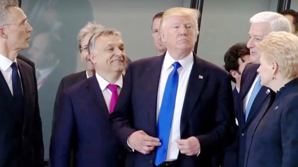 Trump rászólt Orbánra...  Ha továbbra is akadályozni fogja Ukrajna Európai Uniós tagságát akkor mérges lesz!A Bloomberg szerint Ukrajna EU tagsága már eldöntött ténynek tűnik és Trump telefonon leszólt Orbánnak, hogy most már elég volt az akadékoskodásból.  Tessék támogatni Zelenszkijt.Orbán hercigeskedéssel próbálta javítani helyzetét, hogy ugye ha Trump elnök úrnak is megfelel, akkor Budapesten ő szivesen megrendezné a Putyin-Zelenszkij csúcsot, hiszen közeli barátságban van mindkettőjükkel...Recseg-ropog Orbán propagandatrükkökre épült világa...(Az amerikai Bloomberg, számos ukrán és magyar forrás jelentette hogy az EU vezetőkkel való találkozás után Trump felhívta Orbán Viktort és kérdőre vonta hogy miért blokkolja Ukrajna európai uniós csatlakozási tárgyalásait. Orbán a források szerint Budapestet ajánlotta a tárgyalások színhelyéül..