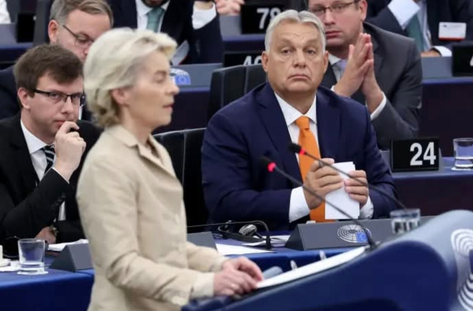 Ruck Levente írásaAz EU legkorruptabb diktátora, akinek a lánya éppen az USA-ba menekül a pereputtyal együtt, azt üzeni, hogy az Európai Parlament olyan, mint egy kocsma, ahol ő él: „Holnap balhés nap lesz az Európai Parlamentben. Arról szavaznak a képviselők, folytassa-e Ursula von der Leyen a brüsszeli bürokrácia élén. A szavazást az Elnök asszony körül sűrűsödő korrupciós ügyek miatt tűzték ki, de mindannyian tudjuk, hogy a korrupció csak a jéghegy csúcsa” – írta Facebook-oldalán Orbán Viktor. Édes szívem, te mikor fogsz elszámolni a magyarkotól lopott vagyonnal? Soroljam? A pénztárcád, Lölöke, kézből etetett oligarchák, a vejed és a lányod, a sexualitása miatt Cásdba űzött szegény fiad. A papád, aki nem közszereplőként őrzi a rábízott vagyont Hatvanpusztán meg a bányákban. Tulajdonképpen értem, ezt a kurva nagy terhet, amit "örökségként" rájuk raktál, nehéz elviselni... És te beszélsz korrupcióról miközben az európai adófizetők pénzét loptad pár honfitársunkkal a határokon innen és túl évekig, és most hogy nem jön a pénz bárkitől felvennél hitelt, hogy a mi költségvetésünk ne boruljon meg... A nemzetünk hazug, gyűlöletkeltő szégyene vagy. Ki tudod még mondani: "Ruszkik haza!"? És tudod, hogy a többi között a vejed miatt mennyi EU támogatást nem kaptunk meg mi, magyarok? Pislákol már, mint az Elios lámpatest?