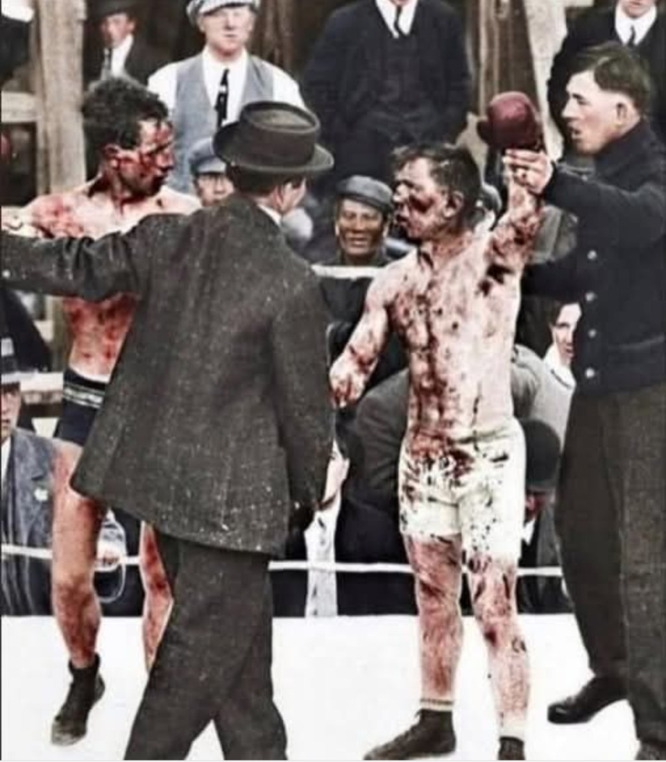 1893. április 6-án került sor a történelem leghosszabb bokszmeccsére. Andy Bowen és Jack Burke bokszolók hihetetlen, 110 menetet vívtak, menetenként 3 percig – ami 7 óra 19 percnyi folyamatos küzdelemnek felel meg!A 110. menet végére mindkét harcos annyira kimerült és feldagadt volt, hogy már nem tudtak felállni a székükről, hogy megkezdjék a 111. menetet. A mérkőzést később eredménytelennek nyilvánították.Ez a legendás küzdelem egyedülálló esemény a boksztörténelemben, és tanúskodik a két bokszoló kitartásáról és elszántságáról a kor szélsőséges körülményei között.