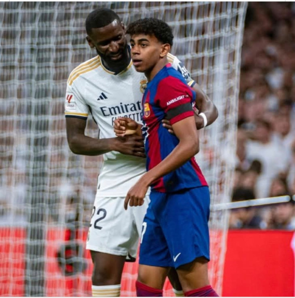 Antonio Rüdiger 🇩🇪  🗣 "Nem tagadhatod az igazságot..Mindent leuraltak ebben a szezonban. Teljesen megérdemelten tripláztak, fantasztikus focit játszottak és négy egymást követő el Clásicón is legyőzték minket.  Igen, négyszer, és mind a négyszer ugyanaz volt a vége: katalán dominancia. Lamine Yamal kétségtelenül az Aranylabda esélyese. 🤯🥶Ez a srác terrorizálja a világot. Nem tudtuk megállítani, sem gyorsaságban, sem ügyességben, sem merészségben...mintha Messi visszatért volna, hogy befejezze, amit elkezdett..A Real Madrid védőjeként nehéz ezt kimondani, de attól még igaz: a Barcelona mostani generációja Európa rémálma lesz és Lamine áll ennek a közepén. Gratulálok nekik, de mi nem feledünk és harcolni fogunk újra. Most az ő napjaik vannak" Ellenfelek, nem ellenségek 👏👏🎩#fcbarcelona #realmadrid #lamineyamal #yamal