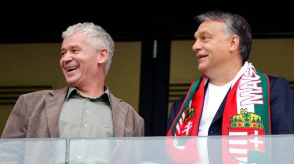 Orbán rövidesen kirúgja a haverját, Polt Péter legfőbb ügyészt, akinek 2028-ig tartott volna a megbízatása. A korábbi hírekkel ellentétben nem Szájer Józsefet, hanem Tuzson Bence jelenlegi alibi igazságügyi minisztert helyezi Orbán a számára és a Nemzeti Együttbűnözés Rendszere számára életbe vágó pozícióba.Polt kirúgása egyrészt Pintér Sándor belügyminiszter teljes elszigetelődését mutatja, másrészt azt is, hogy a bukás előtt álló miniszterelnök már a legközelebbi erős embereitől is tart és igyekszik a választás előtt minden fontos pozícióba új, zsarolható és így irányítható szereplőket helyezni. Az nyilván fel sem merül, hogy Polt Péter a feleségének a Nemzeti Bank kirablásában való esetleges felelőssége miatt távozik megalázó módon, a megbízatásának lejárta előtt.Tuzson Bencének és a kapkodva kinevezésre kerülő további Orbán-janicsároknak azt üzenem, hogy ne tervezzenek hosszú távra.