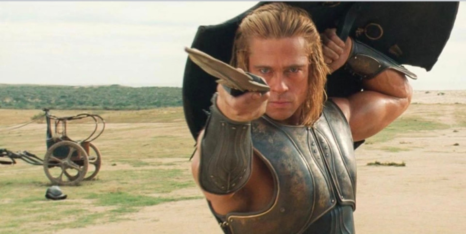 Tudtátok, hogy a legendás Achilles vs. Hector párbaj a Trójában nem csupán mozgóképes pillanat, hanem nyers, őszinte és személyes harc volt? Brad Pitt és Eric Bana, kaszkadőrök nélkül, saját maguk csinálták végig az egészet, egy kimerítő hat napos forgatás alatt. Hogy a dolog még komolyabb legyen, megegyeztek, hogy minden véletlen csapás 50 dollárba, és minden durva ütés 100 dollárba kerül. A végén Pitt 750 dollárral tartozott Bana-nak; „Többet kaptam, mint ő” – vallotta be Bana, jót nevetve a testét lepő zúzódásokon. A fogadás feszültséget és hitelességet adott a mozi egyik legemlékezetesebb csatájának, és minden egyes dollár bebetonozta kulisszák mögötti bajtársiasságukat. #Troy