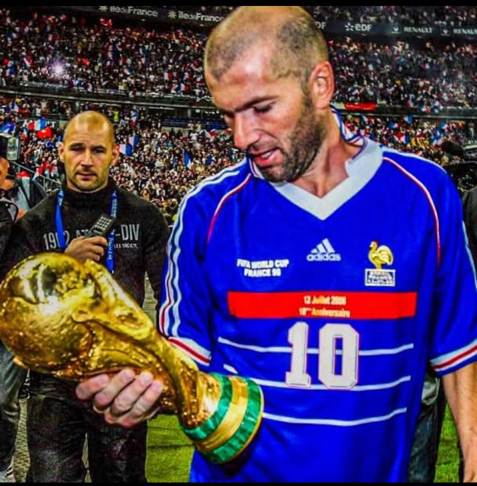 Ibrahimović: „Amikor Zidane pályára lépett, a másik 10 srác hirtelen jobb lett.”Scholes: „Zidane akció közben a költészet mozgásban nyilvánult meg.”Ronaldinho: „Zidane minden idők egyik legjobbja, az egyik példaképem.”Boldog születésnapot a nagyszerű Zidane-nak!