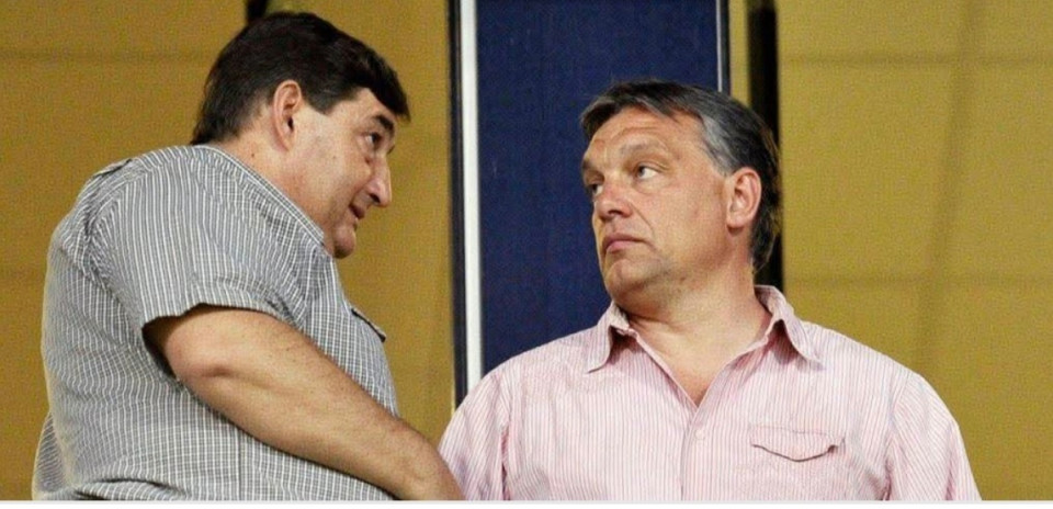 Magyar Péter írása <br /><br />Kedves Mészáros Elnök-vezérigazgató úr, <br /><br />várom szíves visszajelzését, hogy mikor tudjuk a baráti levelezésünk után immár élő adásban, valamelyik televíziójában folytatni a diskurzusunkat (párbeszéd) a csodás gazdagodásáról. <br /><br />Megnéztem egyébként a nyilvánosan elérhető adatokat és ön sajnos “tévedett”, amikor azt írta, hogy már Orbán Viktor hatalomra kerülése előtt milliárdos volt. Gondolom ön is hallotta, hogy egy cég értéke nem egyezik meg a cég éves árbevételével.<br /><br />Képzelje, még egy érdekesség feltűnt a nyilvános céges beszámolókból: az ön vagyona akkor kezdett exponenciálisan (nagyon gyorsan) nőni, amikor Orbánék másik strómanja “visszavonult” egy elhíresült szóvirág után.<br /><br />A csodás gazdagodása mellett szerintem arra is kíváncsiak a honfitársai, hogy a nevén lévő 1400 milliárd forintból mennyi ténylegesen az öné és mennyi a Dinasztiáé. Hogyan van a vagyon lepapírozva, hogy nehogy véletlenül megpattanjon a családi ezüsttel. Tényleg daruval kellett beemelni az új kecóba a széfet? Valóban hordóban és fémládákban van elásva a cash (készpénz) egy része Felcsúton és Hatvanpusztán?<br /><br />Várom a jelentkezését! This is the beginning of a beautiful friendship (ez egy gyönyörű barátság kezdete).<br /><br />És ne feledje, egy a jelszó, tartós béke és bilincs, bilincs, rács, rács. Oligarcha (ch-val és egy szó).<br /><br />ui.: a zebrákat honnan mentették? Felcsút környékén vagy az Alföldön bóklásztak? Finomak?