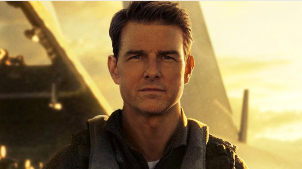 Oscar-díjat kap Tom Cruise!Bejelentették az idei Oscar-gála tiszteletbeli díjazottjait, akik novemberben vehetik át életműdíjaikat a hollywoodi Governors Awardson. A 2025-ös díjátadón három művészt részesít elismerésben az Amerikai Filmakadémia, továbbá kihirdették a Jean Hersholt humanitárius díj idei nyertesét is. Bár ezek az elismerések nem részei az Oscar hivatalos versenyprogramjának, a díjazottak ugyanúgy aranyszobrot kapnak, és az Akadémia Board of Governors testülete ítéli oda őket. A tiszteletbeli díjakat korábban az Oscar-gála részeként adták át, de 2009 óta külön ünnepségen kerülnek kiosztásra.A Variety értesülései szerint 2025-ben Tom Cruise, Debbie Allen és Wynn Thomas kapnak tiszteletbeli Oscar-díjat, míg a Jean Hersholt humanitárius díjat Dolly Parton veheti át. A szobrokat 2025. november 16-án adják át a Ray Dolby Ballroomban, Hollywoodban, a 16. Governors Awardson.Janet Yang, a filmakadémia elnöke szerint az idei gála négy legendás személyiséget ünnepel, akiknek kivételes karrierje és a filmes közösség iránti elkötelezettsége maradandó hatást gyakorol. Tom Cruise négyszeres Oscar-jelölt, olyan filmekért, mint a Született július 4-én, a Jerry Maguire, a Magnólia és a Top Gun: Maverick. Bár eddig nem nyert Oscart, neve mára megkerülhetetlen a modern hollywoodi filmtörténetben. Debbie Allen hatszoros Emmy-díjas koreográfus és színésznő, akinek munkája generációkat ragadott meg, és aki a színház, a film és a televízió világában is jelentős hatást gyakorolt. Wynn Thomas látványtervező több évtizedes pályája alatt olyan fontos alkotásokban dolgozott, mint A számolás joga, Támad a Mars!, Malcolm X vagy Egy csodálatos elme, ám sosem kapott Oscar-jelölést.Dolly Parton a Jean Hersholt-díjat kapja humanitárius munkájáért. A világhírű énekesnő több mint százmillió eladott lemezzel és 49 albummal büszkélkedhet, emellett évtizedek óta aktívan támogat jótékonysági szervezeteket. Az írni-olvasni nem tudó édesapja emlékére létrehozott alapítványa révén évente több százezer gyermek kap könyveket világszerte. Emellett kiállt az emberi jogok mellett, támogatta a rákkutatást, egészségügyi fejlesztéseket, környezetvédelmi projekteket és katasztrófa-elhárító kezdeményezéseket is.A filmakadémia hivatalos megfogalmazása szerint a tiszteletbeli Oscar-díj „a mozgóképművészet és -tudományok fejlődéséhez való kivételes hozzájárulás, vagy az akadémiának tett kiemelkedő szolgálatok” elismerését jelenti. A 2025-ös kitüntetettek mindannyian méltó képviselői ennek a szellemiségnek.