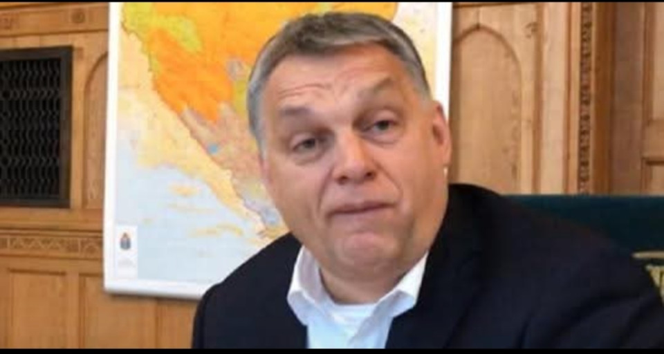 Juszt László irásaOrbán Viktor: “Az én gazdám a magyar nép. Én a magyarok embere vagyok, én a magyarokat szolgálom. Akik szemben állnak velem, azoknak sosem, azoknak a gazdái valahol máshol voltak.”�Az első mondatot így módosítanám: “Én a Fidesz által alkotott választási szabályok miniszterelnöke vagyok.”Tegyük fel, hogy a választás:- Kétkamarás listás rendszerrel működik (mint pl. Németországban vagy Hollandiában)- Csak listás szavazatok számítanak, nincs győzteskompenzáció- Mandátumokat arányosan osztanak (pl. d’Hondt vagy Sainte-Laguë módszerrel)- Kerületi aránytalanság nincs- Állami média és kampányforrások kiegyensúlyozottakTehát ebben az esetben a valós eredmény: 93-106 arányban osztozott volna a Fidesz az ellenzéki pártokkal.  Tehát nem igaz a nyilatkozó második mondata sem, azaz “nem a magyarok embere”, csak egy kisebb részt képvisel.Az pedig, hogy a többség gazdája Brüsszelben lenne? Csak egy bomlott agy szüleménye.De azt is érdemes megvizsgálni, hogy akkor mégis kit is szolgál, kinek az embere Orbán?Számos ponton – közvetve vagy közvetlenül – az orosz érdekeket, különösen az Európai Unión és a NATO-n belül, amikor rendszeresen vétózza vagy blokkolja az Oroszországot érintő uniós döntéseket, például: az EU-t gyakran „háborúpártinak” bélyegzi, míg Oroszországot nem nevezi meg agresszorként. A Roszatom által építendő (?) új atomerőmű hosszú távra orosz technológiai és pénzügyi függőséget jelent. Mindezt a népe elől eltitkolt szerződéssel. Vajon az, hogy drágábban vásárolja a gázt, mint amennyiért az a világpiacon beszerezhető kinek az érdekét szolgálja? A magyarokét, vagy a gazdájáét?Mint ahogyan az sem a magyar nép - a “gazdája” - érdekét szolgálja, hogy gyakran relativizálja Oroszország felelősségét az ukrajnai háborúért, és béketárgyalások sürgetésével az orosz álláspontot visszhangozza, de például egy szót sem ejt arról, hogy a gazdái immár Észak-koreai katonákat is harcba küldenek.Nem a magyar nép érdeke volt az sem, hogy blokkolta Svédország NATO-csatlakozását, késleltetve ezzel a szövetség bővítését. Ez is orosz stratégiai érdeket szolgált.Nem azt állítom, hogy "orosz ügynök" lenne, de gyakorlati hatásait tekintve a látszat erre utal: gyengíti a nyugati szövetségi rendszerek egységét, késlelteti a közös döntéseket, és fenntartja a gazdasági és politikai kapcsolatokat Moszkvával.Röviden: Orbán gazdája semmiképpen nem magyar nép. Legalábbis a számok és a cselekedetek ezt nem támasztják alá. Ez csak egy újabb váratlan humorbomba volt…