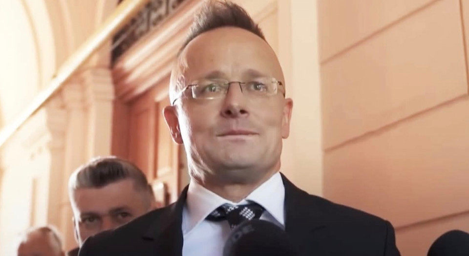 Juszt László írásaHogy mennyire lehet komolyan venni a külkereskedelmi miniszternek nevezett Szíjjártót!?Ma a face oldalán a következőket jelentette meg: “Végül egy emlékeztető az ukrán döntéshozók számára: a Magyarországról érkező áram kulcsszerepet játszik Ukrajna energiaellátásában.”Ennél mocskosabb dolgot, hogy megzsaroljon egy honvédő háborúban álló országot, elképzelni sem tudok. Ráadásul hazugság!!!  A MAVÍR, a Magyar Villamosenergia-ipari Átviteli Rendszerirányító ZRt. adatai szerint nem mi adunk a háború sújtotta országnak áramot, hanem mi vásárolunk tőlük. Nem keveset!És ezt a külkereskedelmi miniszter nem tudja.Segítek: 2025 nyarára jelentősen megnőtt Ukrajnából származó áramimportunk. Egy 2025 júliusi jelentés szerint havi szinten az import mennyisége 34 000 MWh-ról 122 000 MWh-ra emelkedett. Ezek alapján az ukrán áramexport célországai közül Magyarország lett az egyik legjelentősebb vevő. A gyors növekedés hátterében az ukrán árambőség és az alacsonyabb árak állnak.Hogy a miniszter alapból hülye, ezt megszoktuk, de kik dolgoznak ebben a minisztériumban?