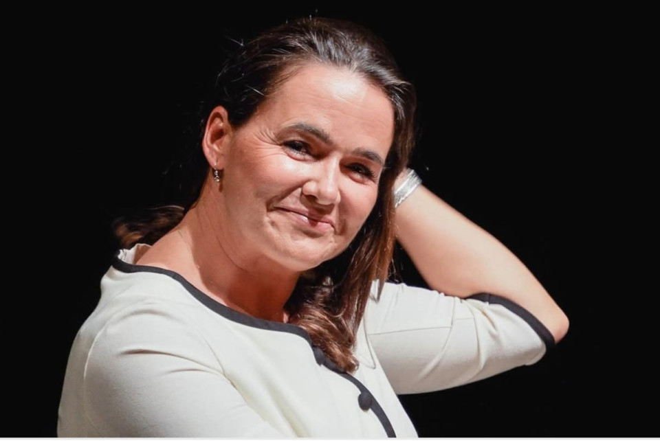 Földi Judit irása💥 32,5 millió forint ruhákra – közpénzből. És hazavitte.Novák Katalin, miközben havi 5,7 millió forint fizetést kapott, az állammal (azaz velünk) fizettette ki a teljes hivatalos ruhatárát.Ez a pénz mehetett volna:– 128 beteg szemműtétére– 1300 gyerek iskolakezdésére– 50 rászoruló család megsegítésére.Az a legfelháborítóbb ebben az ügyben: miközben nyugdíjasok tízezrei élnek havi 100–150 ezer forintból, addig egy-egy ruha Novák Katalin ruhatárában akár több havi nyugdíjnak megfelelő összegbe is kerülhetett. És mindezt közpénzből, és most még saját magát állítja be áldozatnak, hogy milyen pokoli másfél éve volt.Ez a történet nemcsak a kiváltságokról szól – hanem az erkölcsi vakságról is.