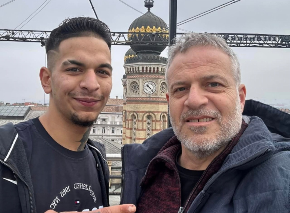 Varga László Balázs megspórolt nekem egy utat a lemondásával. Holnap terveztem odamenni a Szőlő utcához, hogy mondjon le, miután Czener Krisztián elmesélte a történetét kamerába. Így az út már nem lesz, de te holnap láthatod Krisztián történetét a csatornámon. Krisztiánnal most ügyvédnél vagyunk, mert megteszi a feljelentést Varga László Balázs és Juhász Péter Pál ellen is￼. Mert ahogy ígértem, minden áldozat számára biztosítom a jogi védelmet.￼